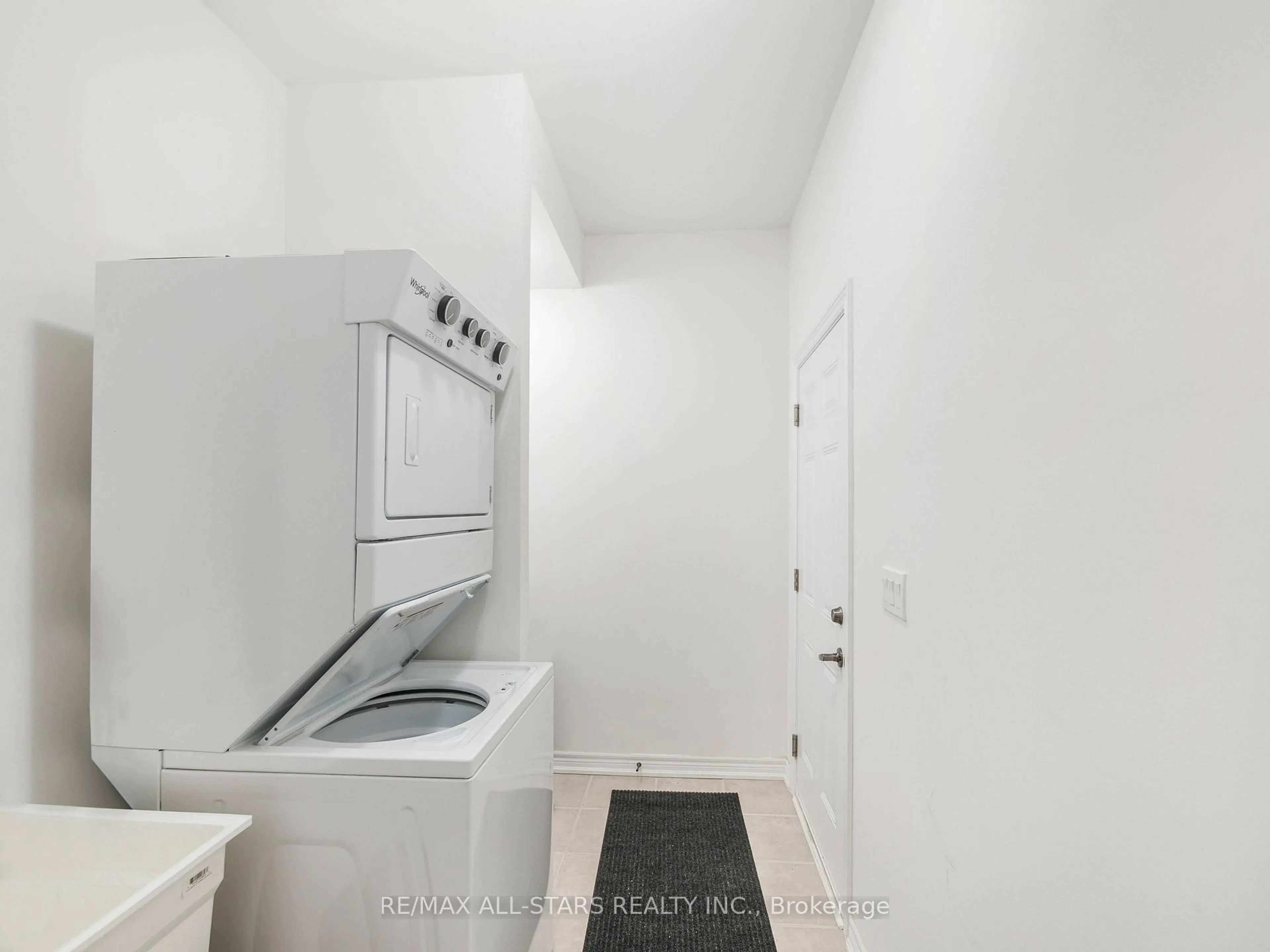 Laundry room for 32 Faye St, Brampton Ontario L6P 4M9
