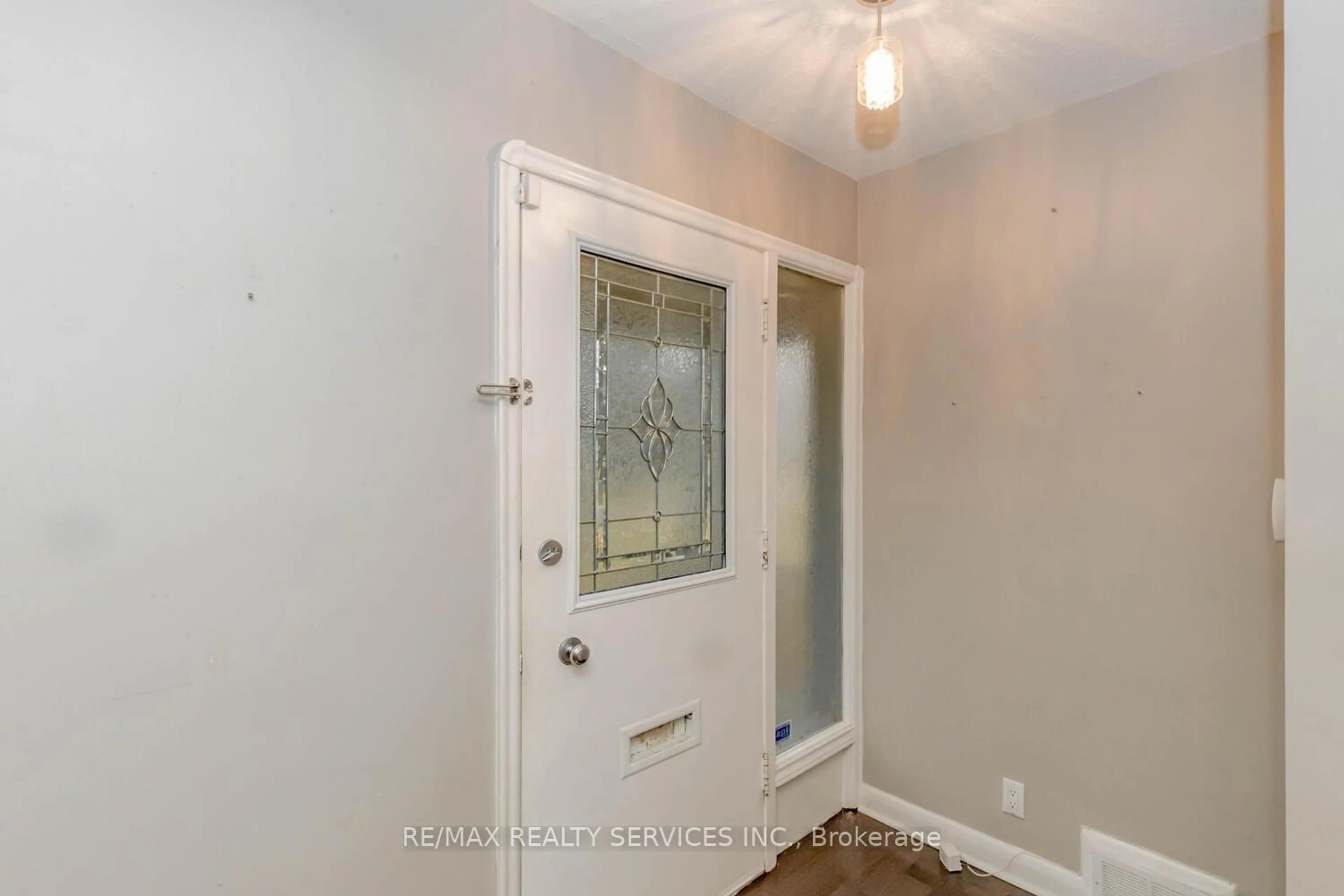 Indoor entryway for 1259 Twin Oaks Dell Dr, Mississauga Ontario L5H 3J7