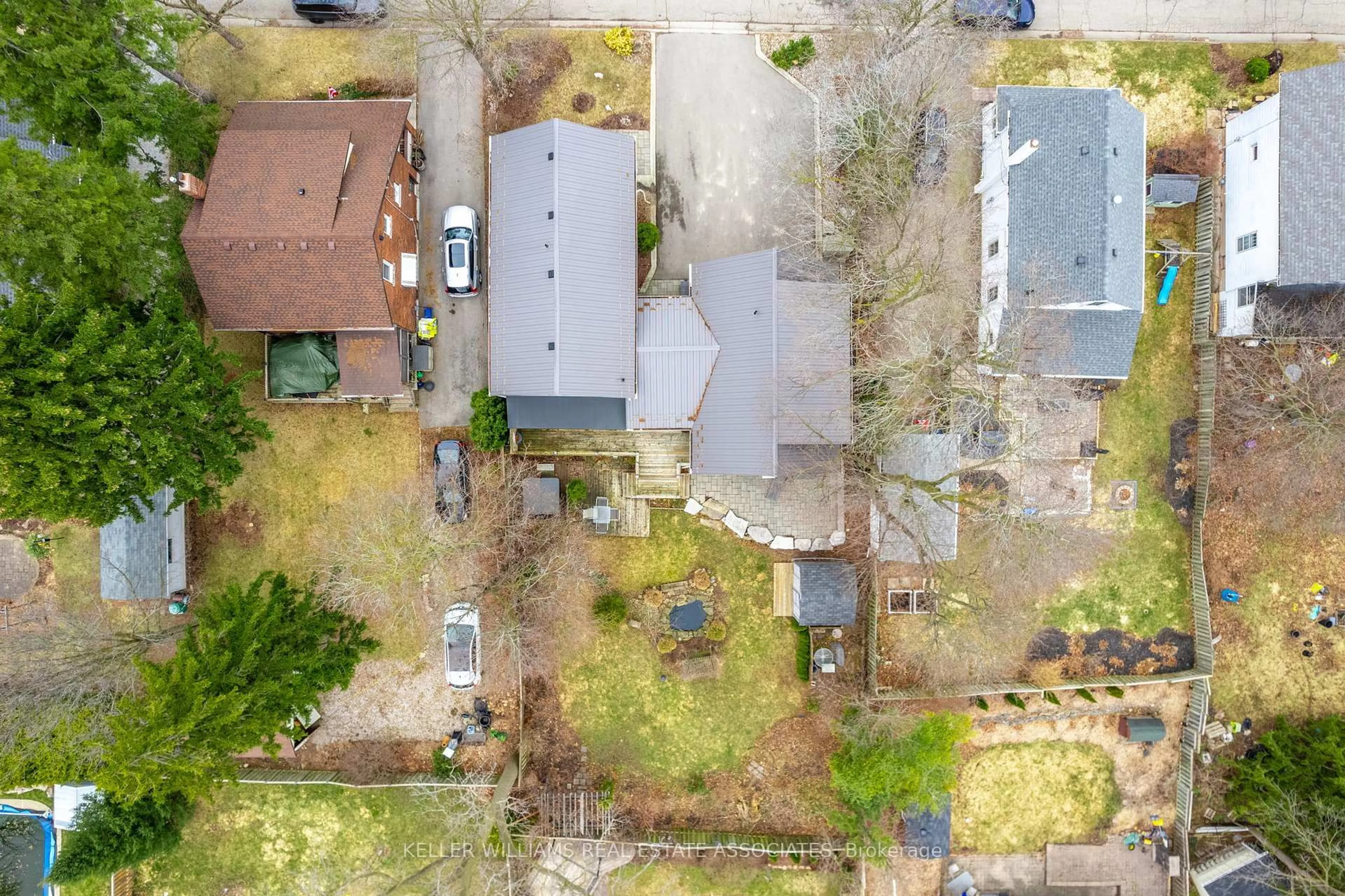 A pic from outside/outdoor area/front of a property/back of a property/a pic from drone, street for 18 George St, Halton Hills Ontario L7G 2K4