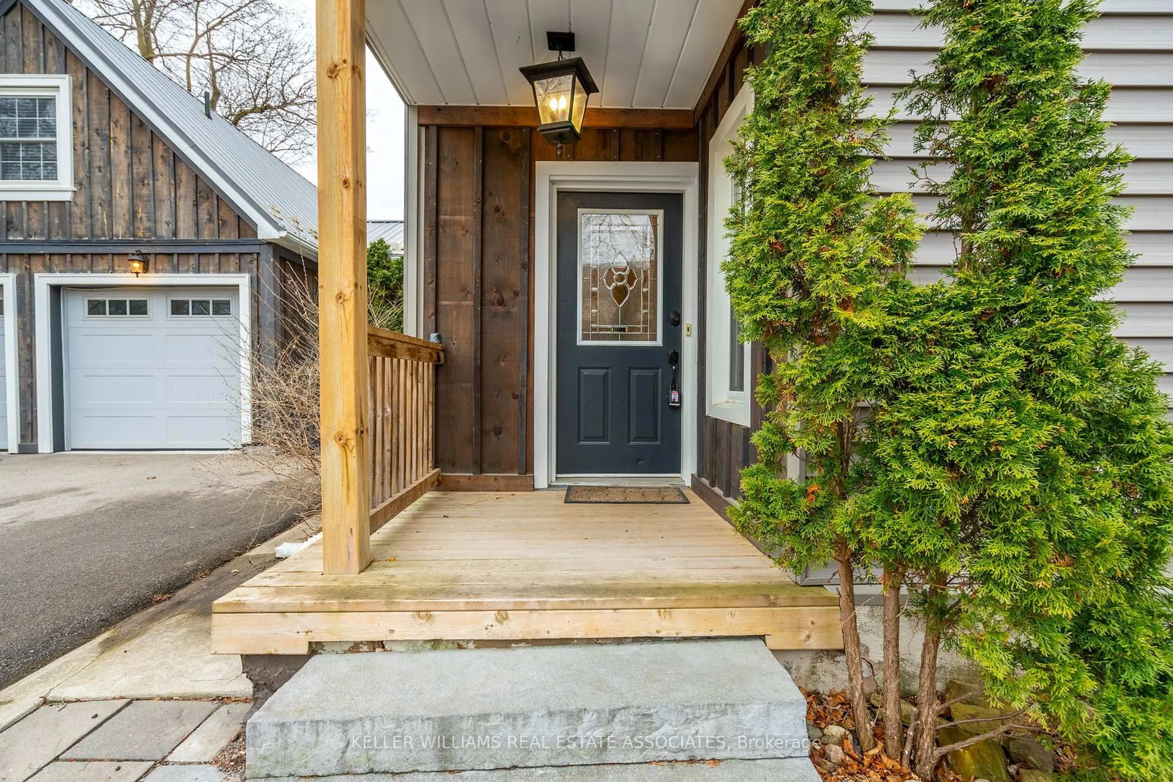 Indoor entryway for 18 George St, Halton Hills Ontario L7G 2K4