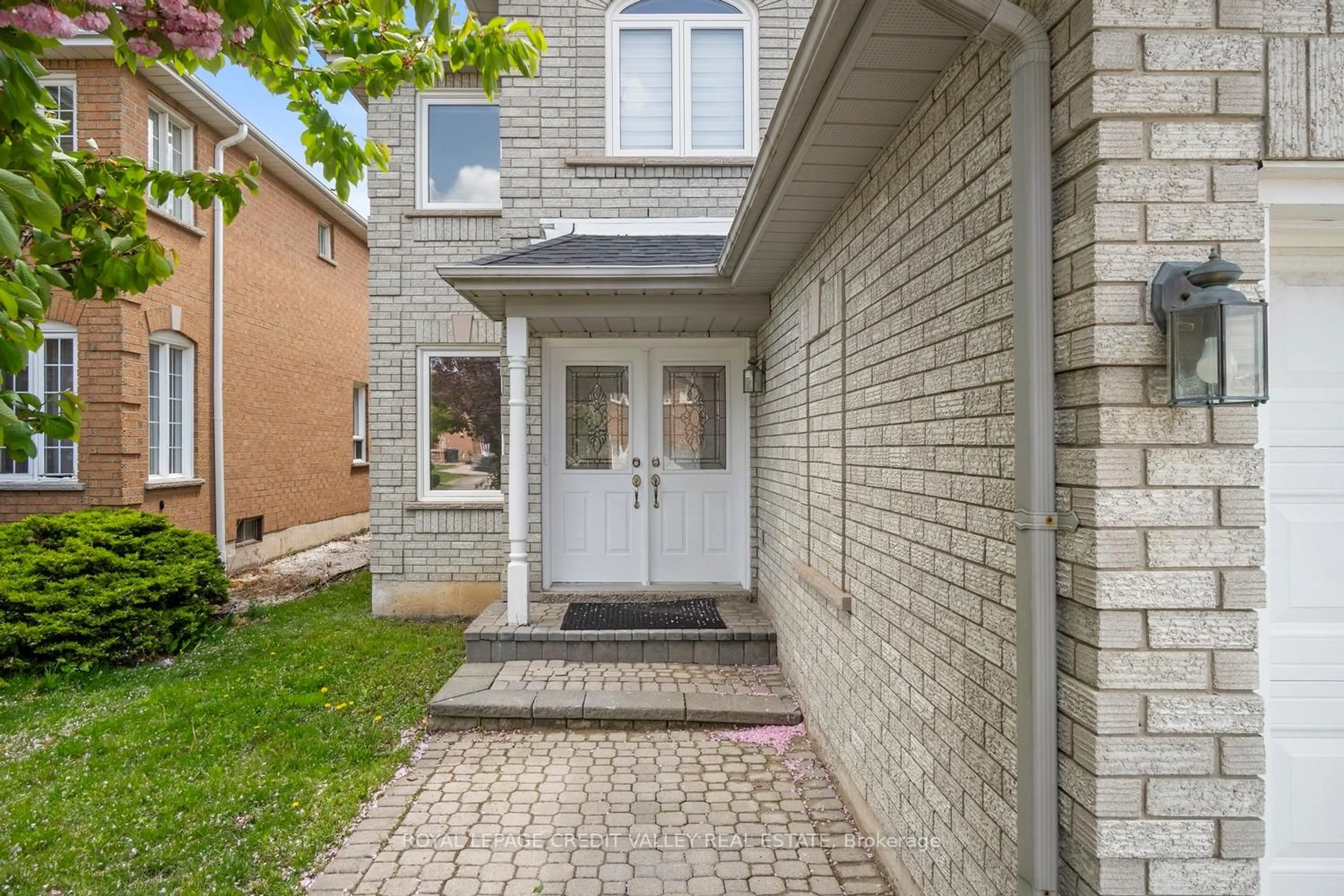 Home with brick exterior material, street for 972 Winterton Way, Mississauga Ontario L5V 1M6