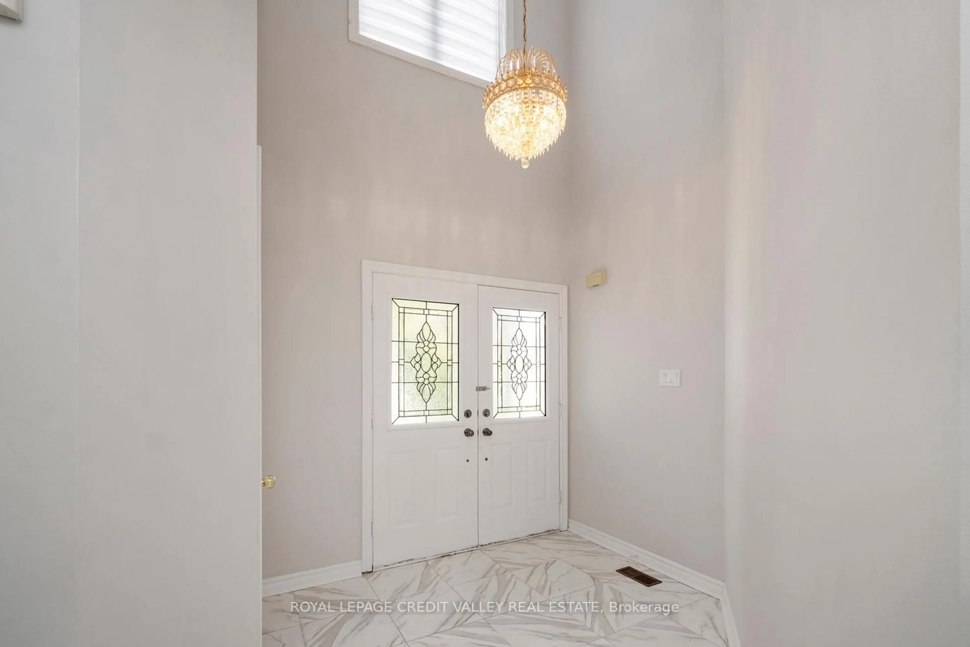 Indoor entryway for 972 Winterton Way, Mississauga Ontario L5V 1M6