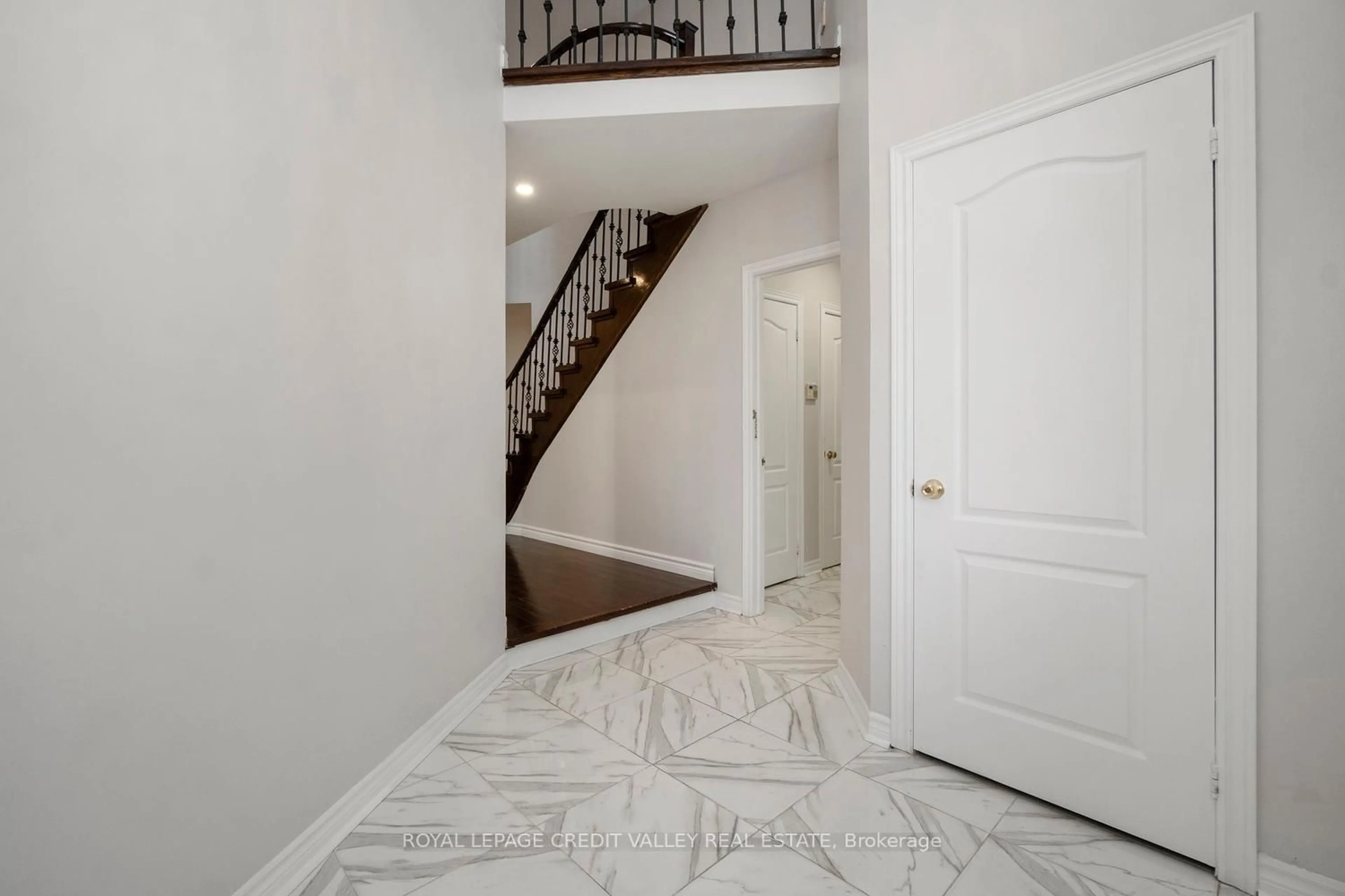 Indoor entryway for 972 Winterton Way, Mississauga Ontario L5V 1M6