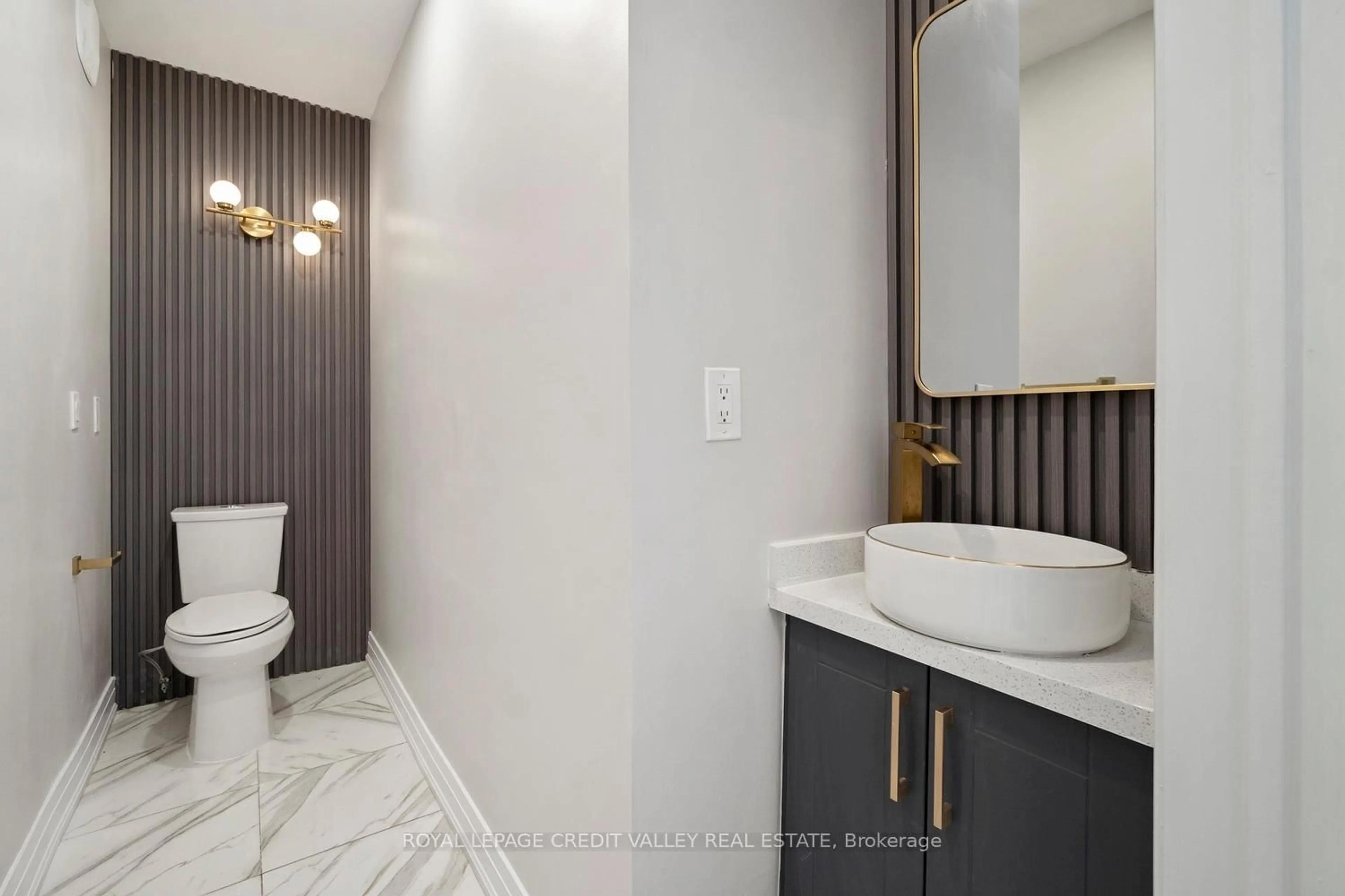Standard bathroom, ceramic/tile floor for 972 Winterton Way, Mississauga Ontario L5V 1M6