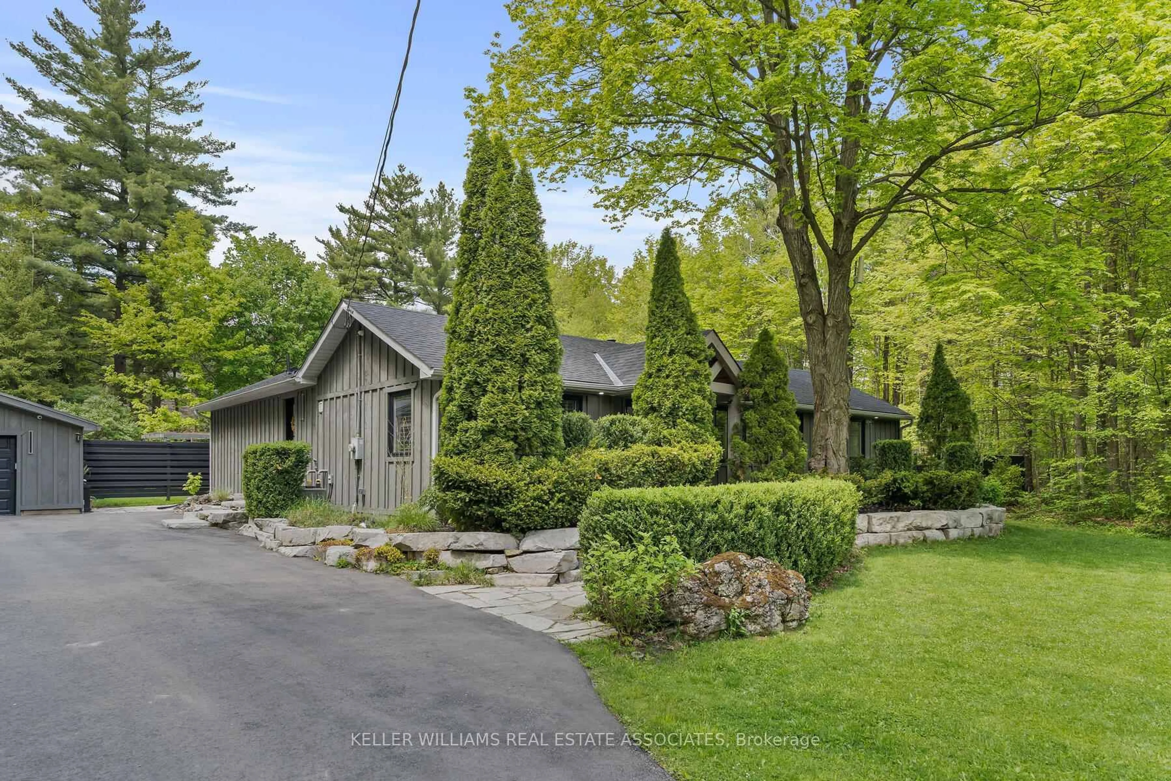 A pic from outside/outdoor area/front of a property/back of a property/a pic from drone, street for 7035 17 Sdrd, Halton Hills Ontario L7J 2M1