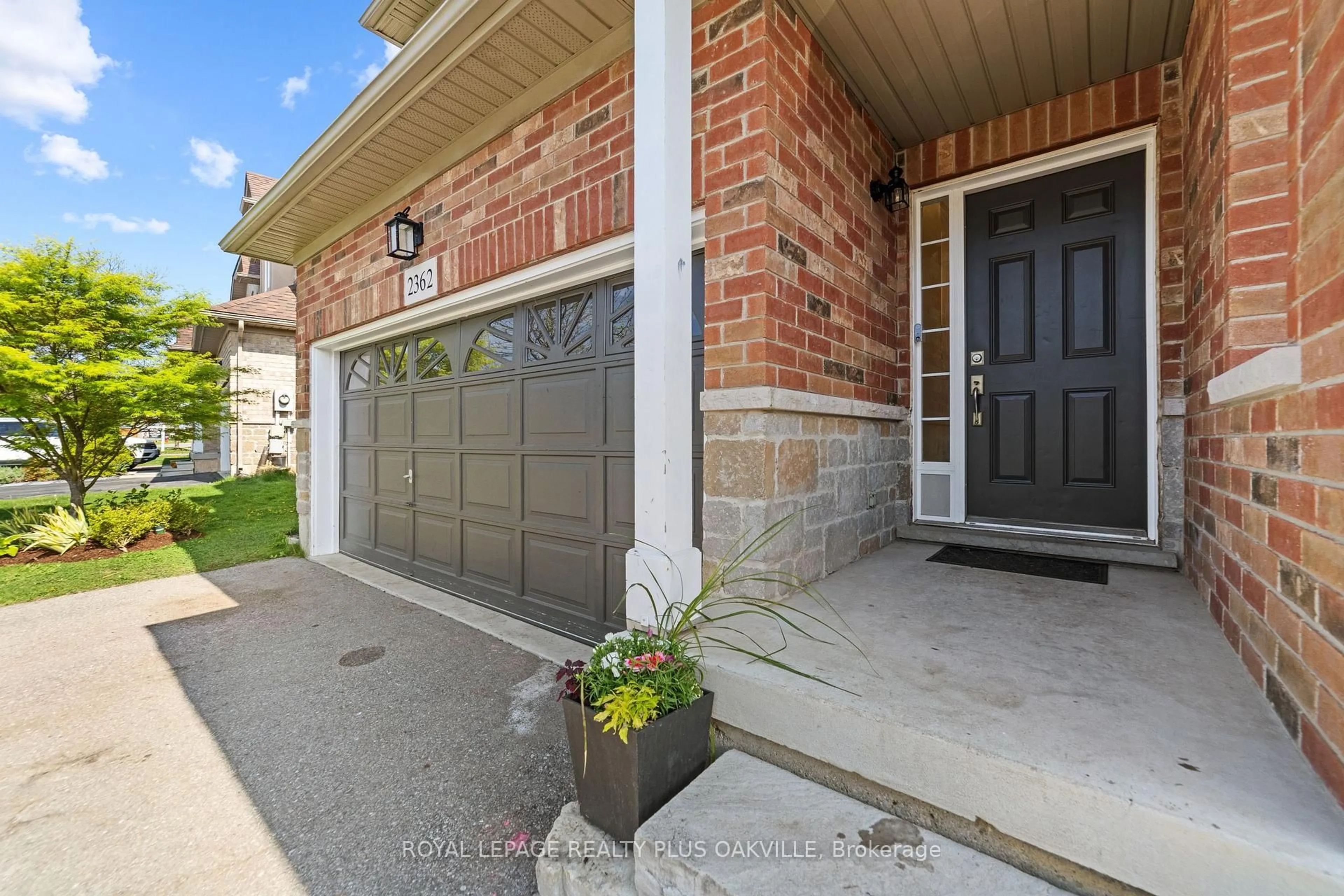 Home with brick exterior material, street for 2362 Stone Glen Cres, Oakville Ontario L6M 0C7