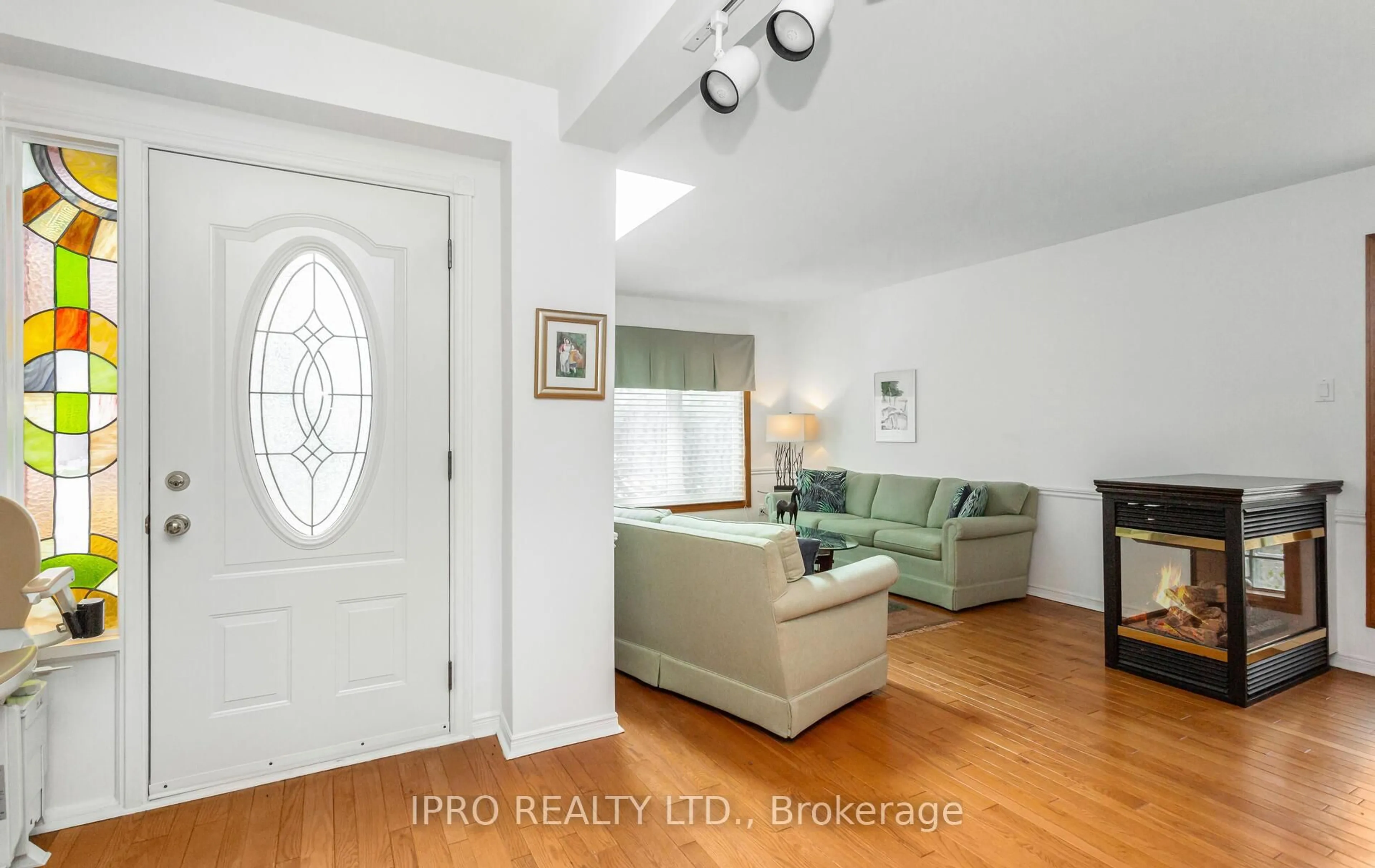 Living room with furniture, unknown for 4 Terry Crt, Halton Hills Ontario L7G 1P4