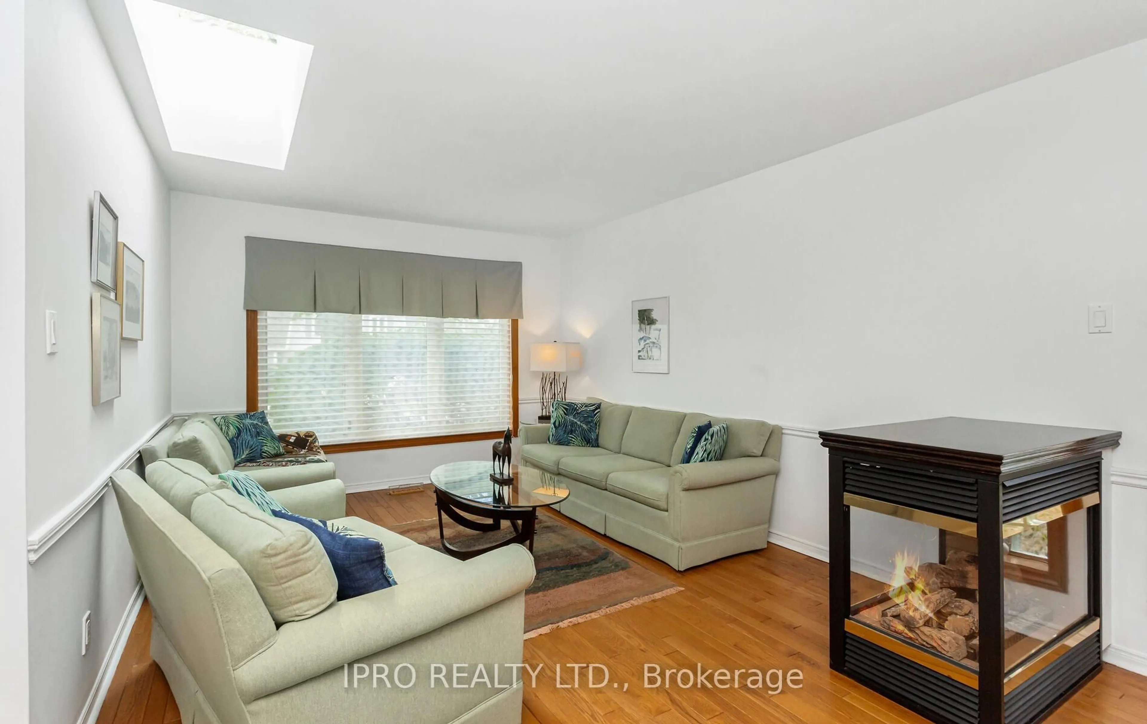 Living room with furniture, wood/laminate floor for 4 Terry Crt, Halton Hills Ontario L7G 1P4