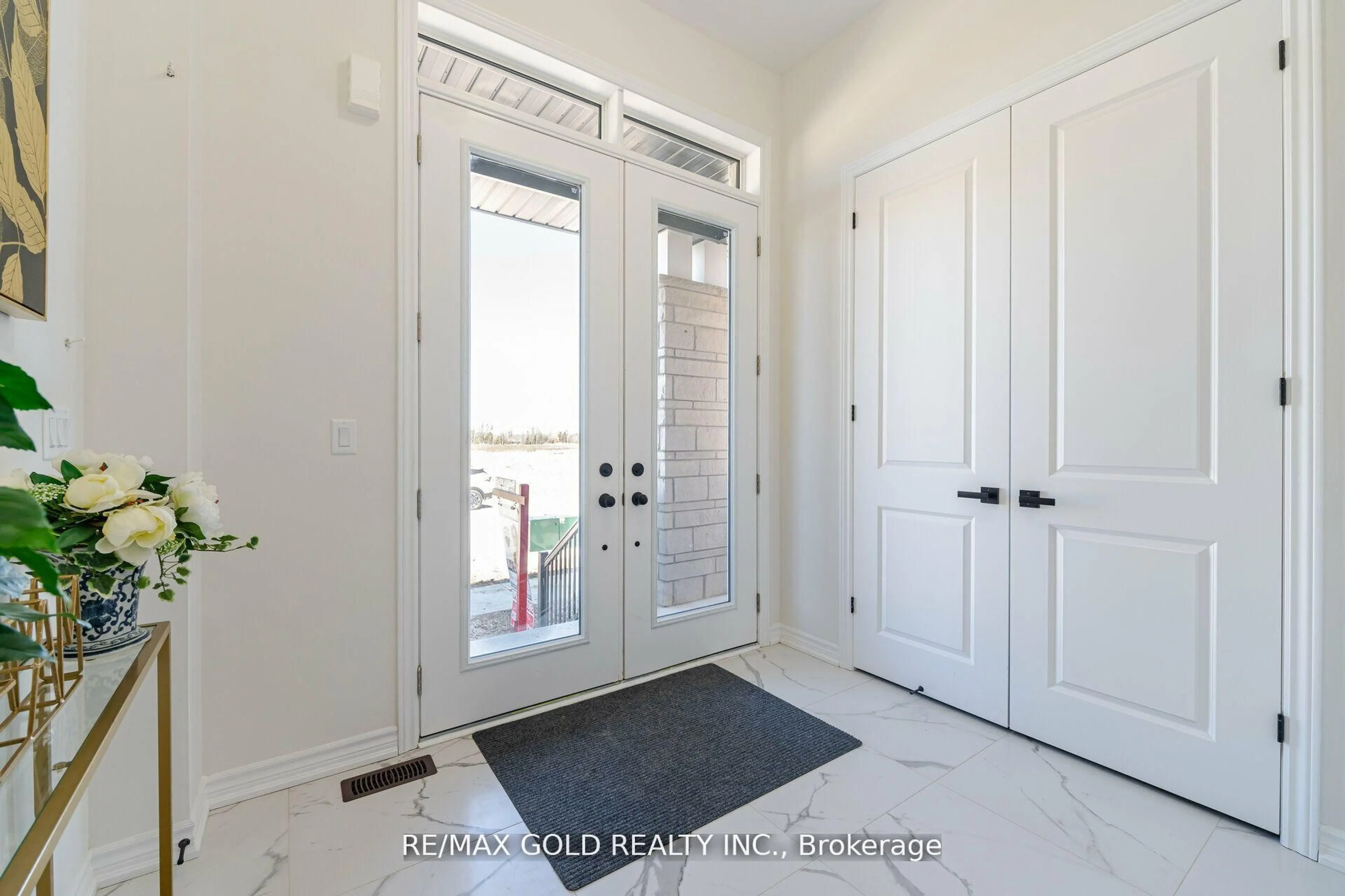 Indoor entryway for 27 Lippa Dr, Caledon Ontario L7C 4M3