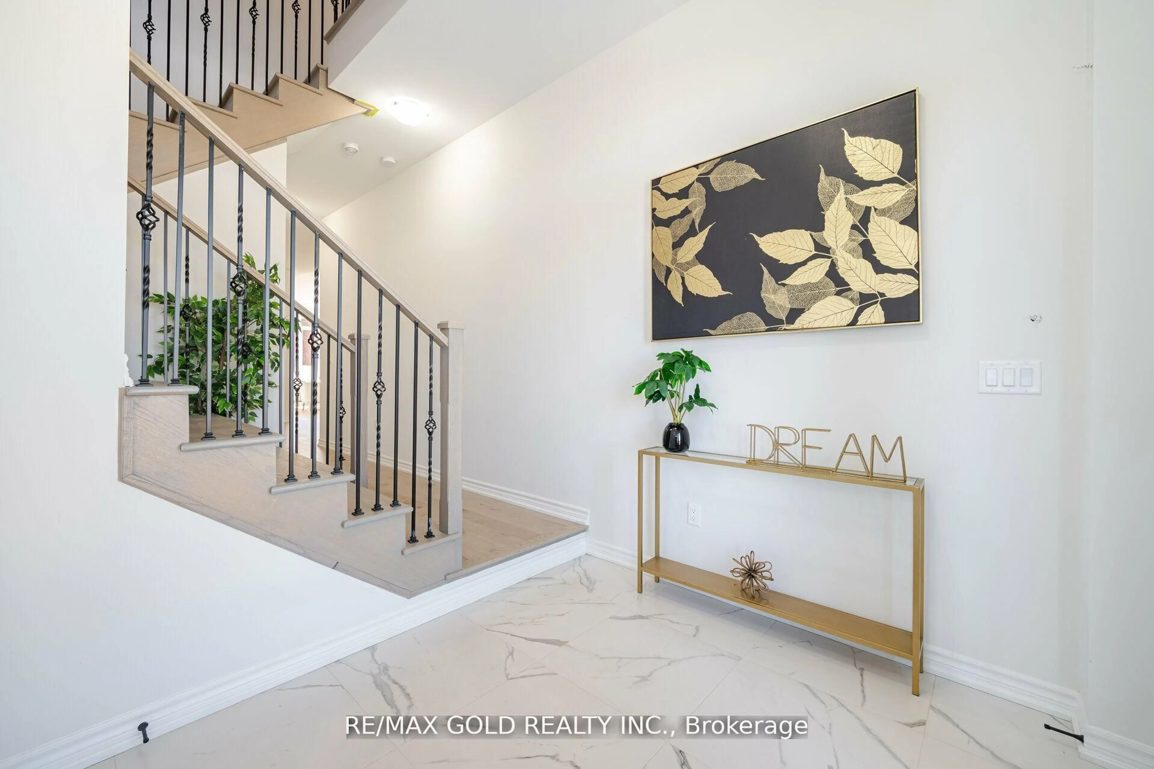Indoor entryway for 27 Lippa Dr, Caledon Ontario L7C 4M3