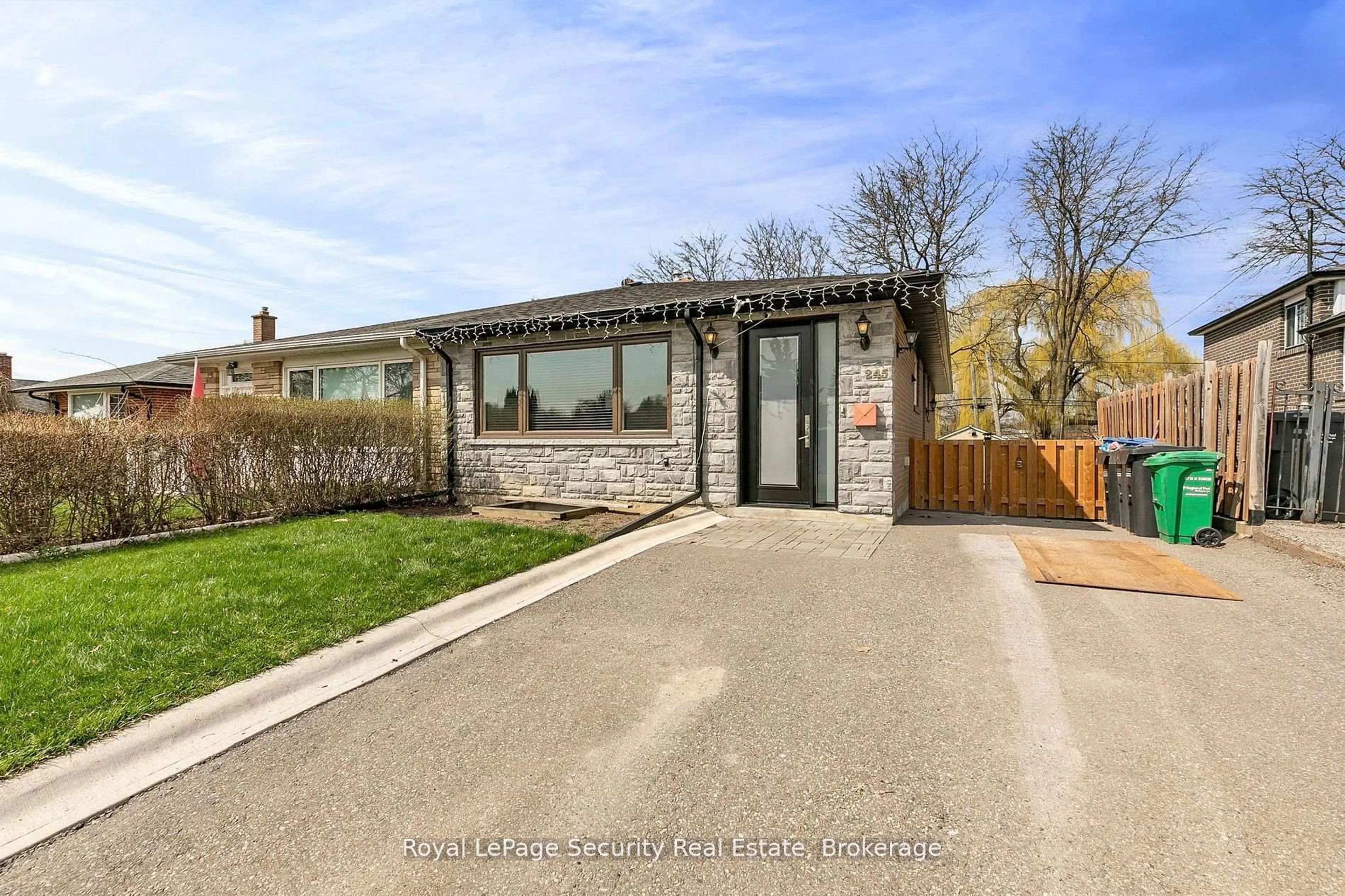 Unknown for 245 Avondale Blvd, Brampton Ontario L6T 1J3