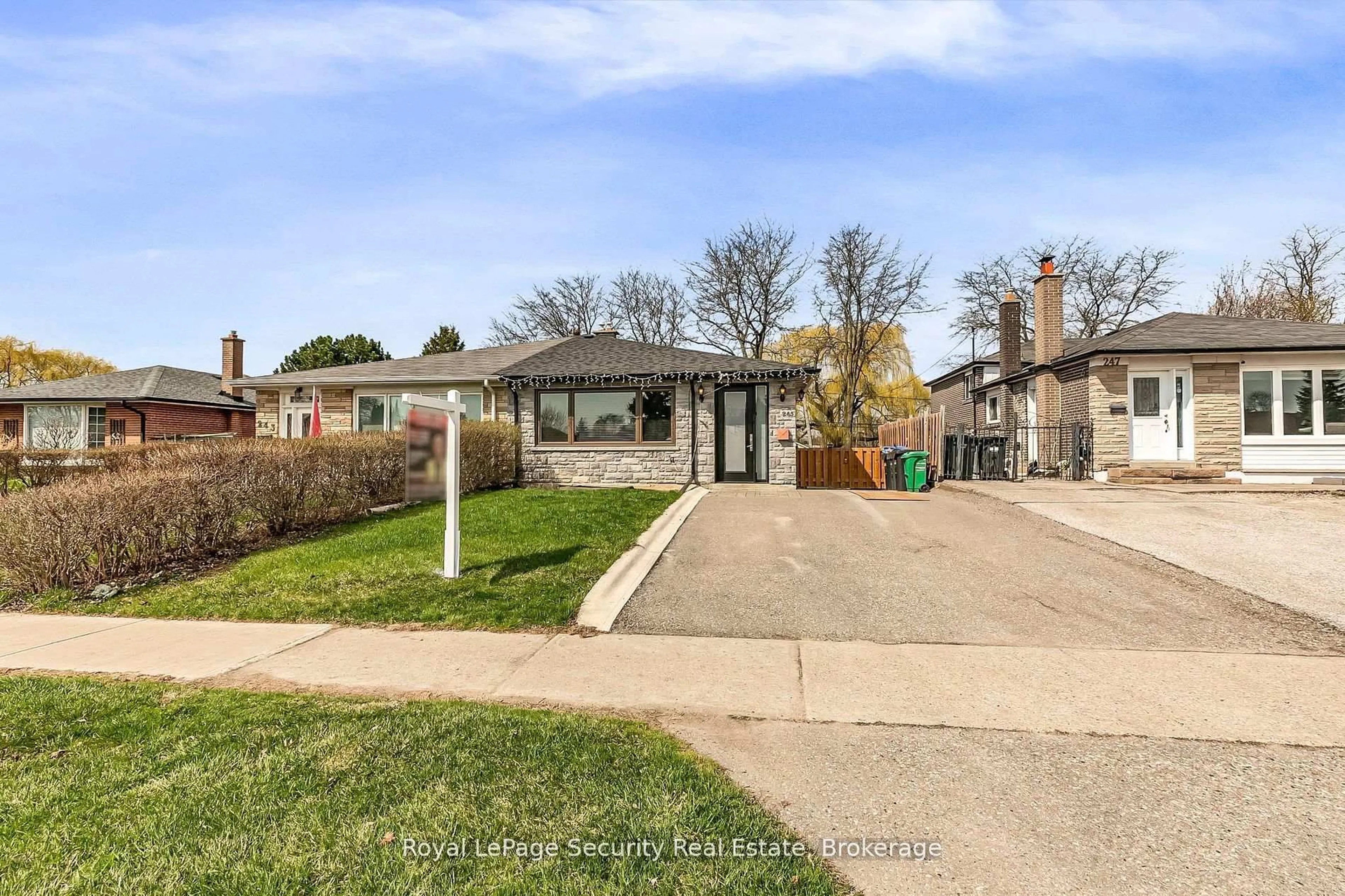 A pic from outside/outdoor area/front of a property/back of a property/a pic from drone, street for 245 Avondale Blvd, Brampton Ontario L6T 1J3