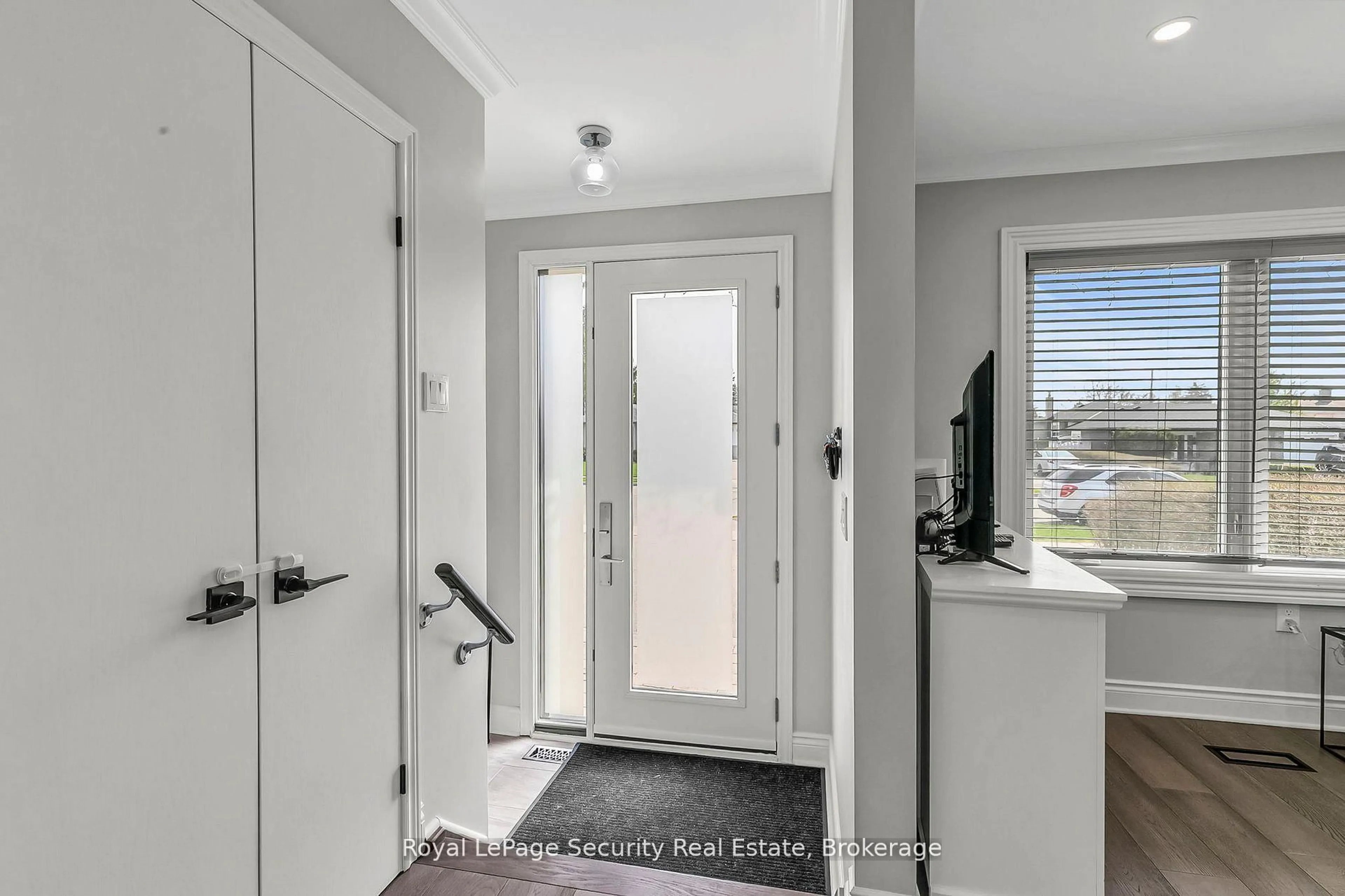 Indoor entryway for 245 Avondale Blvd, Brampton Ontario L6T 1J3