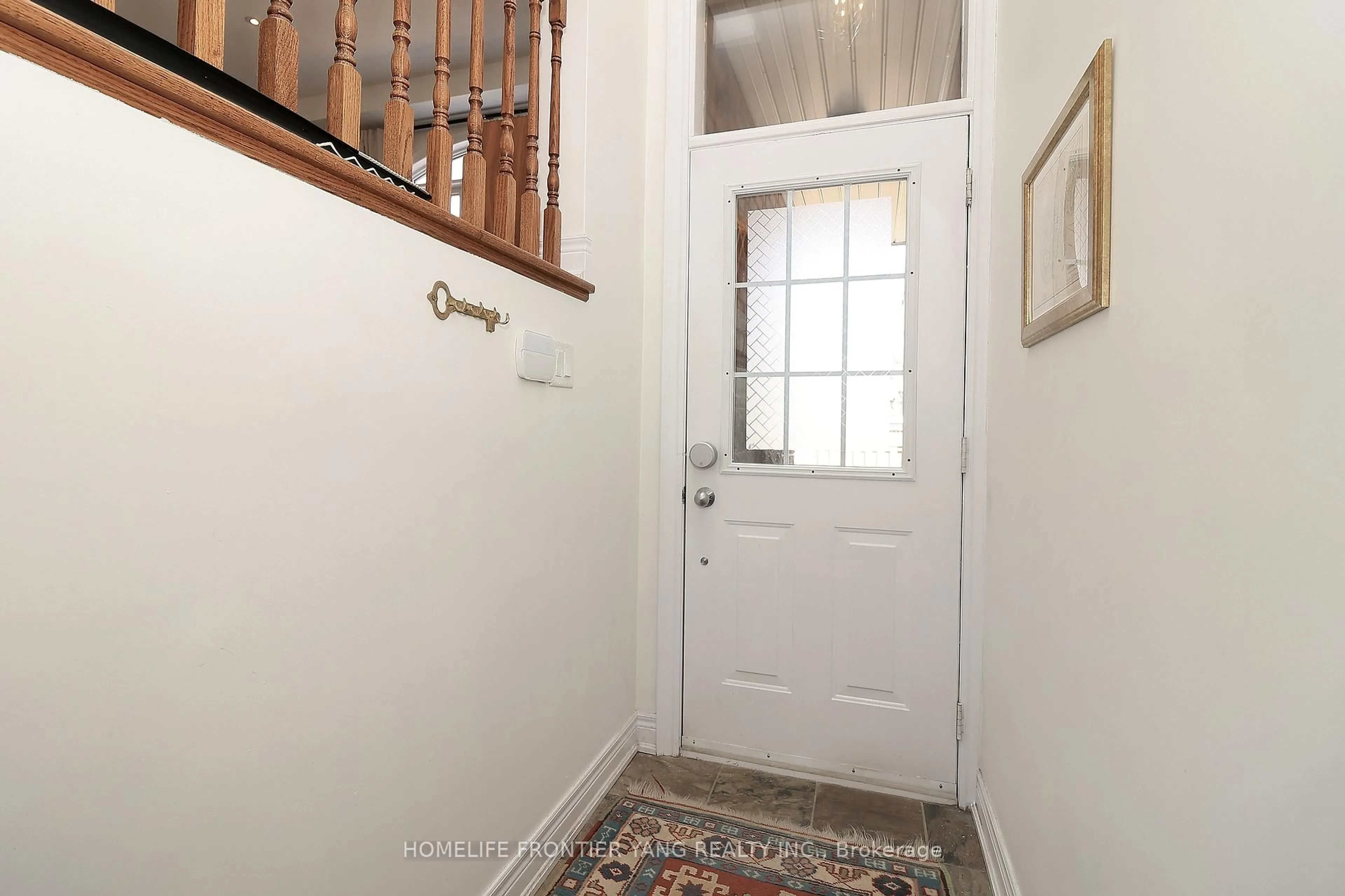 Indoor entryway for 581 Scarlett Rd #TH2, Toronto Ontario M9P 2S4