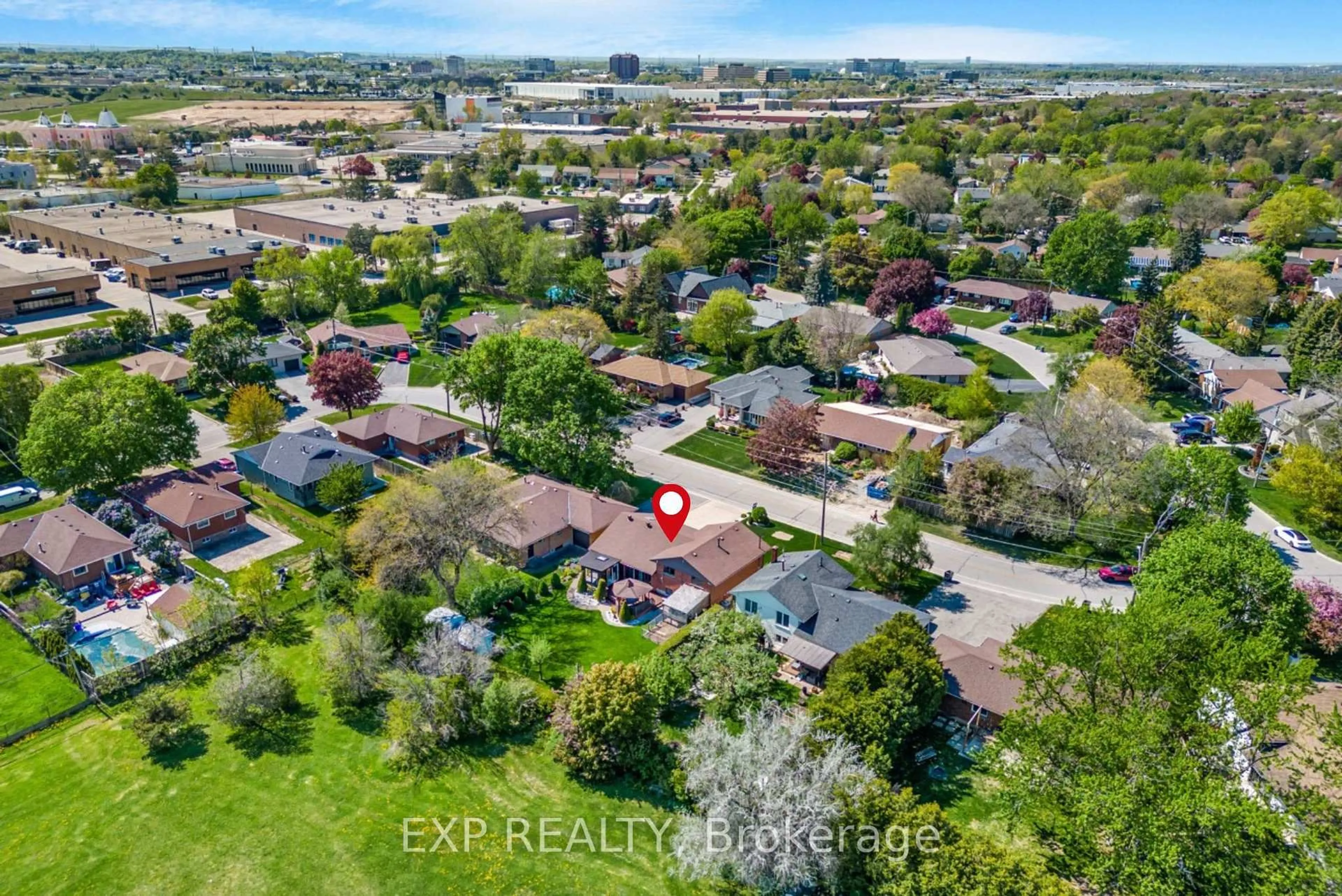 A pic from outside/outdoor area/front of a property/back of a property/a pic from drone, street for 62 Swanhurst Blvd, Mississauga Ontario L5N 1B7