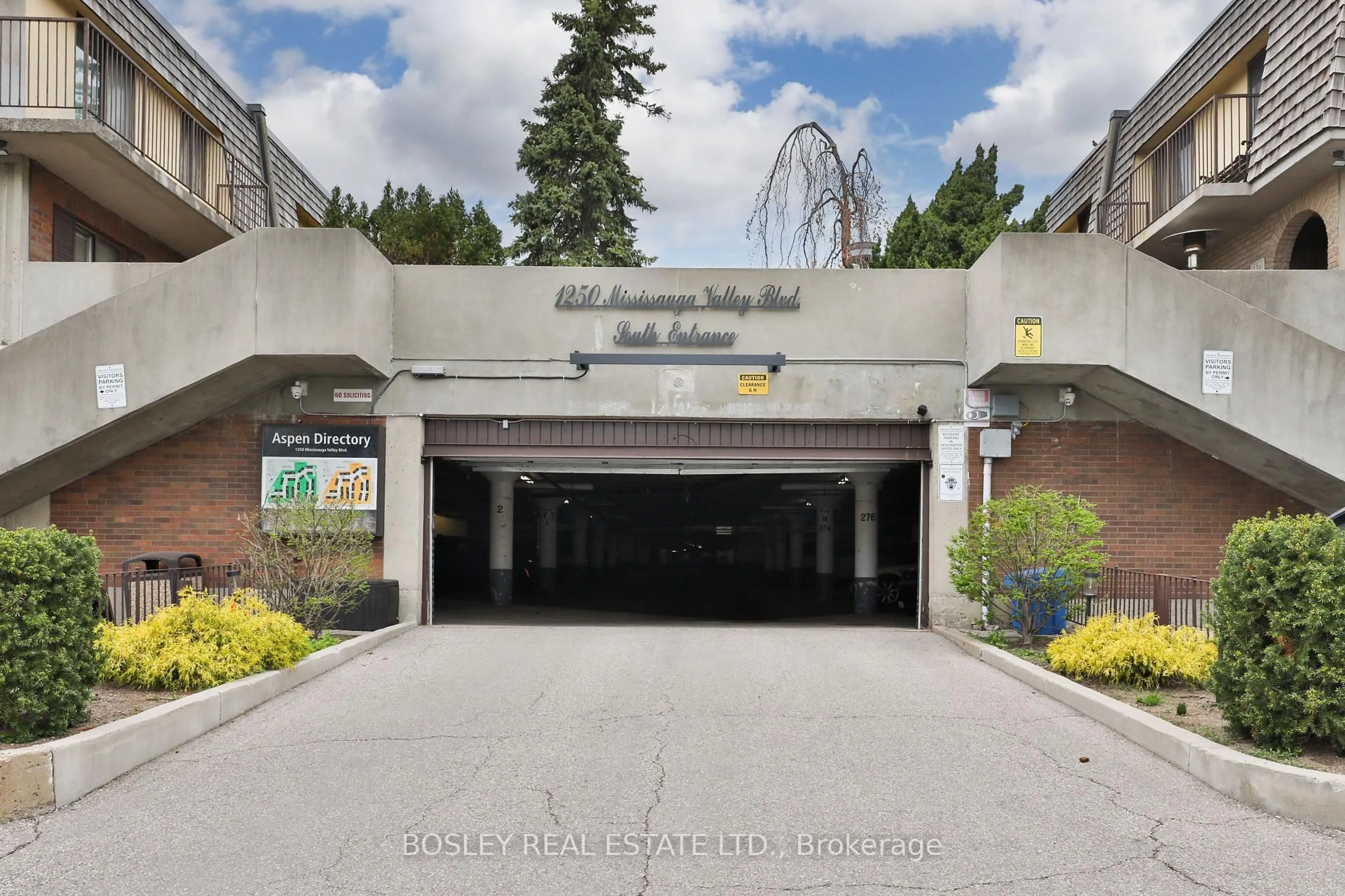 Indoor foyer for 1250 Mississauga Valley Blvd #4, Mississauga Ontario L5A 3R6