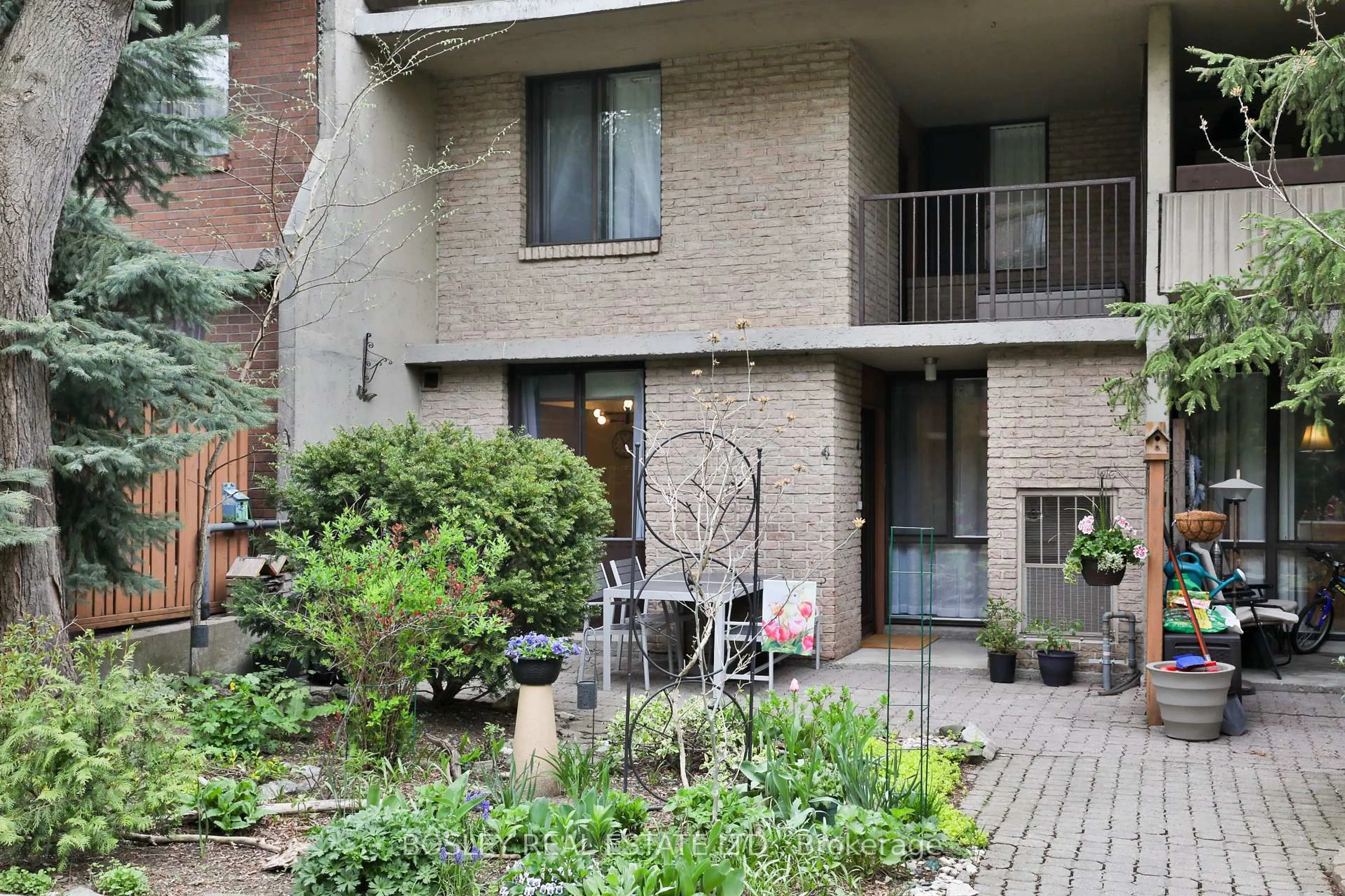 Patio, street for 1250 Mississauga Valley Blvd #4, Mississauga Ontario L5A 3R6