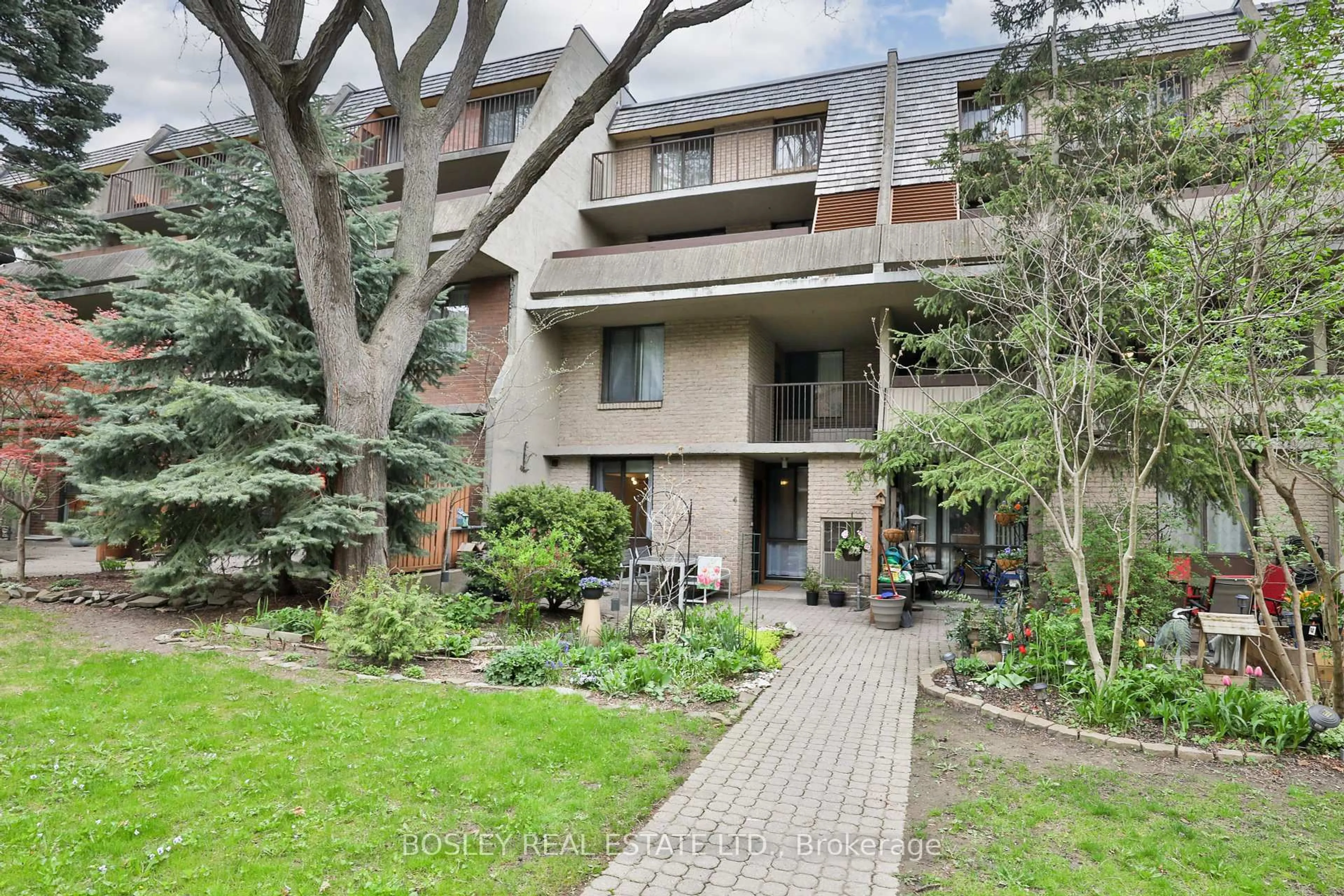 Patio, street for 1250 Mississauga Valley Blvd #4, Mississauga Ontario L5A 3R6