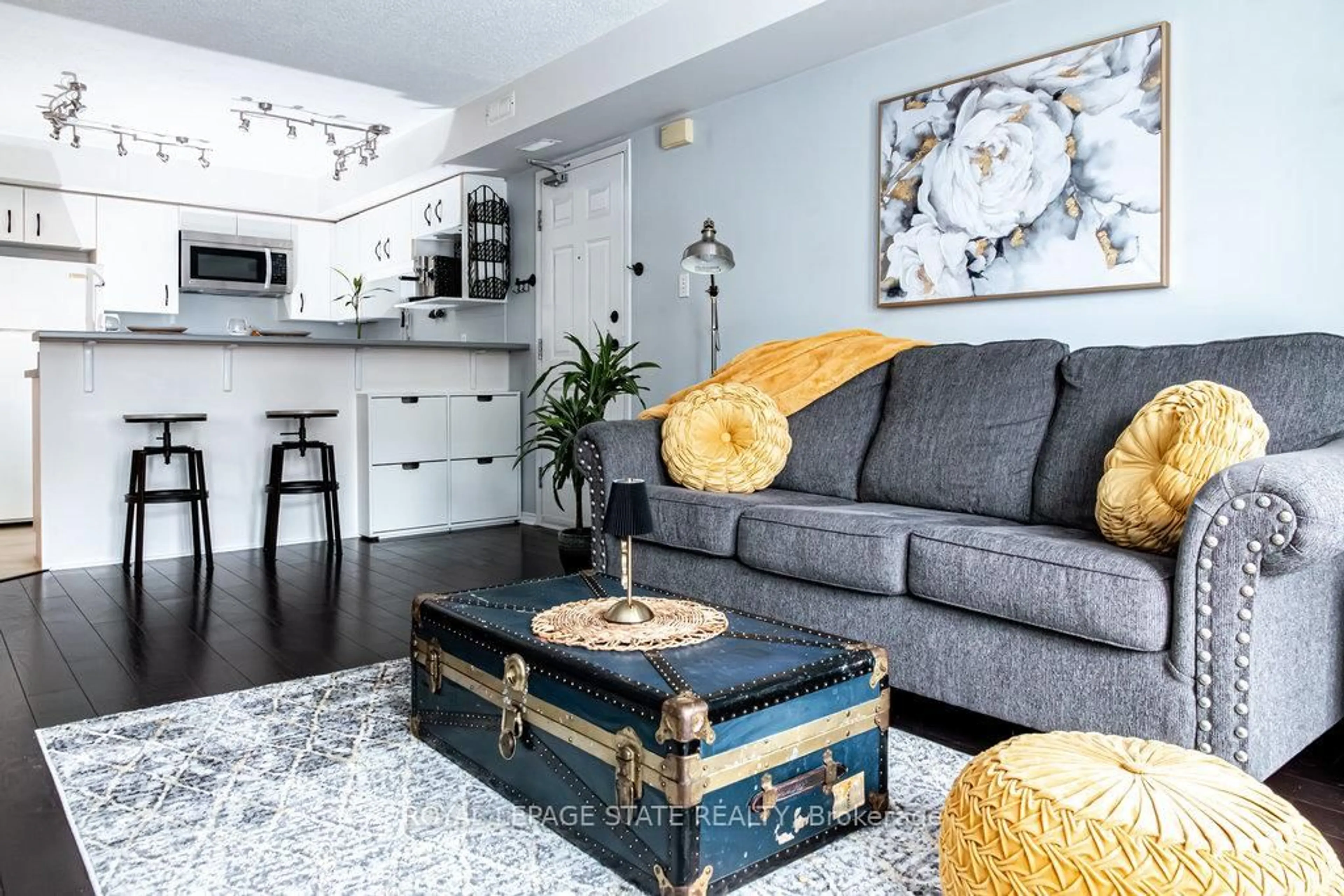 Living room with furniture, unknown for 2010 Cleaver Ave #322, Burlington Ontario L7M 4C1