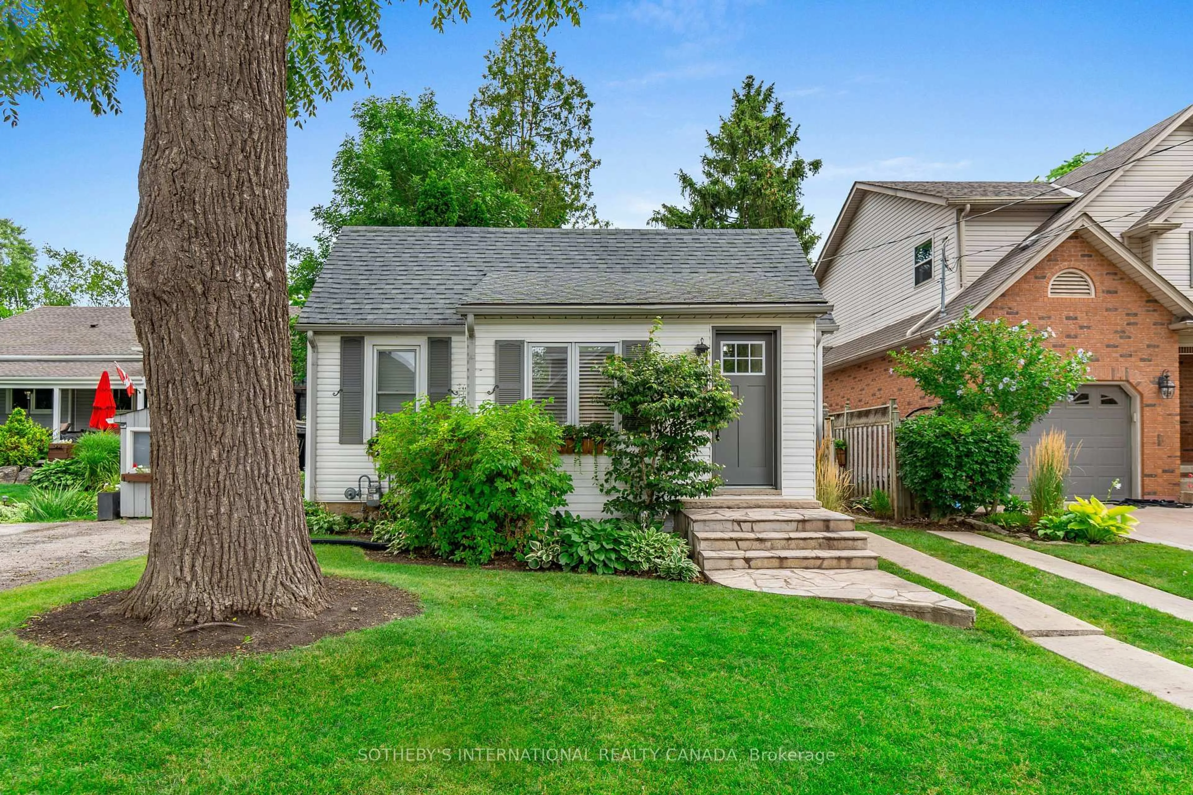 Home with vinyl exterior material, street for 559 Burlington Ave, Burlington Ontario L7S 1R9