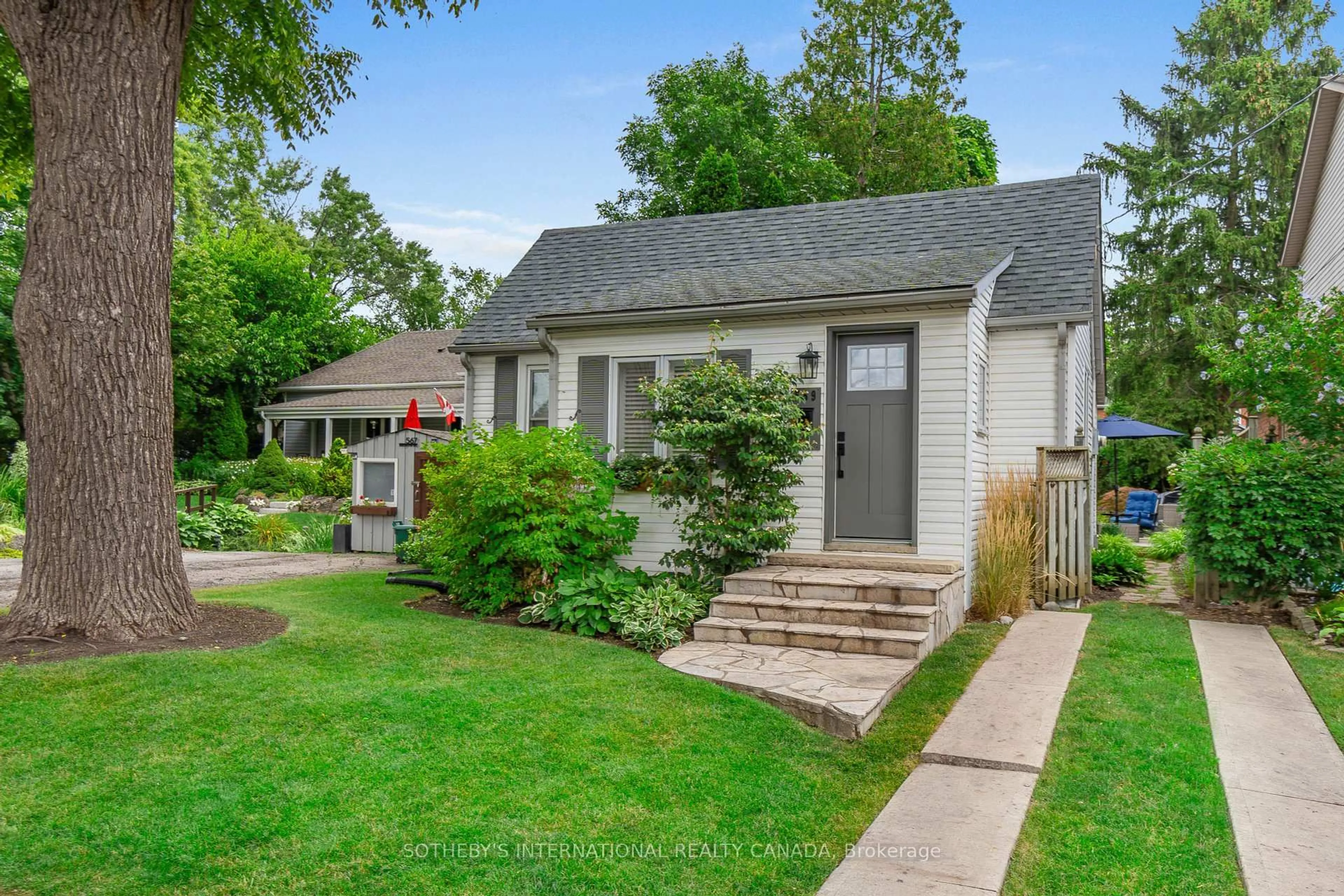 Home with vinyl exterior material, street for 559 Burlington Ave, Burlington Ontario L7S 1R9