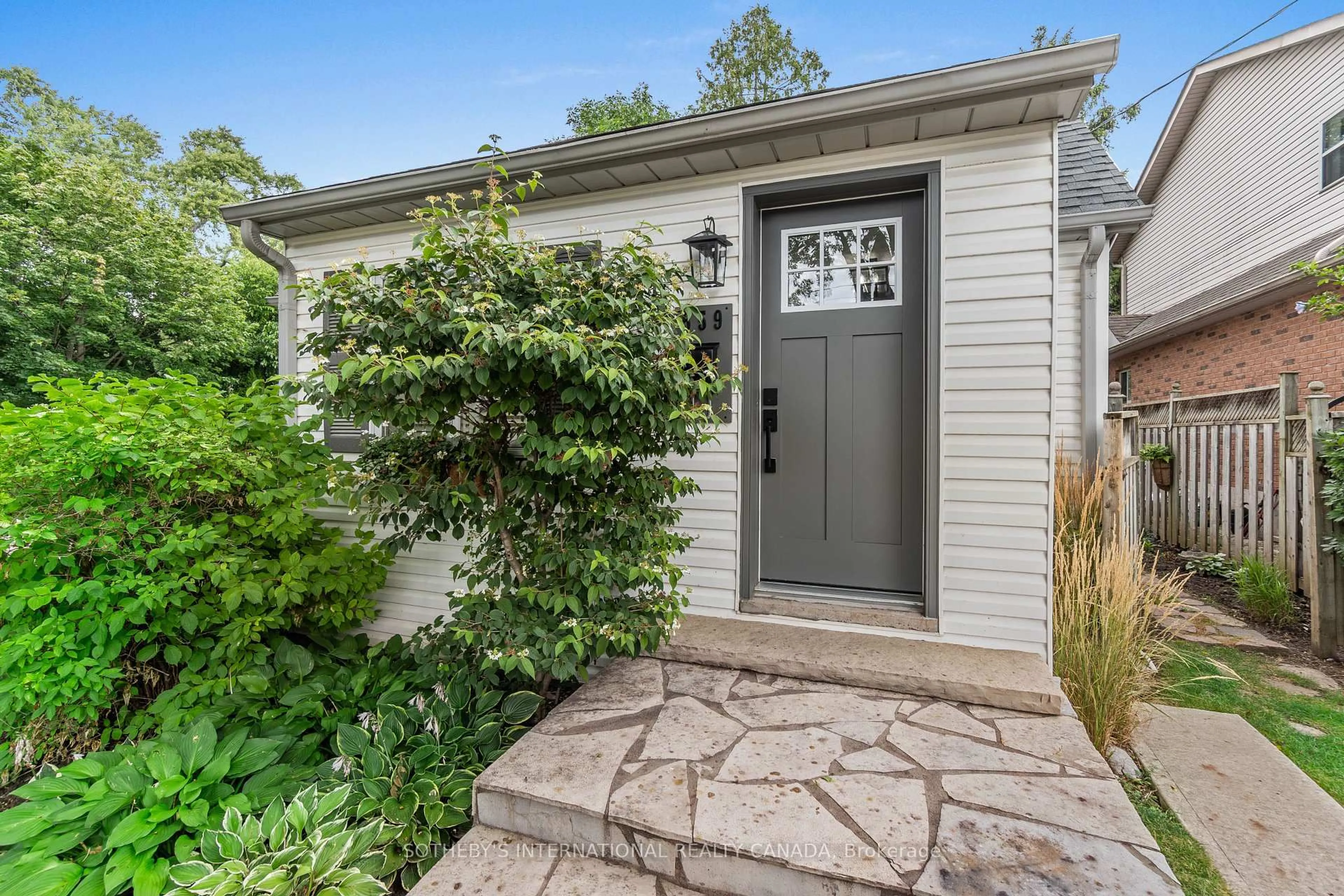 Home with vinyl exterior material, street for 559 Burlington Ave, Burlington Ontario L7S 1R9