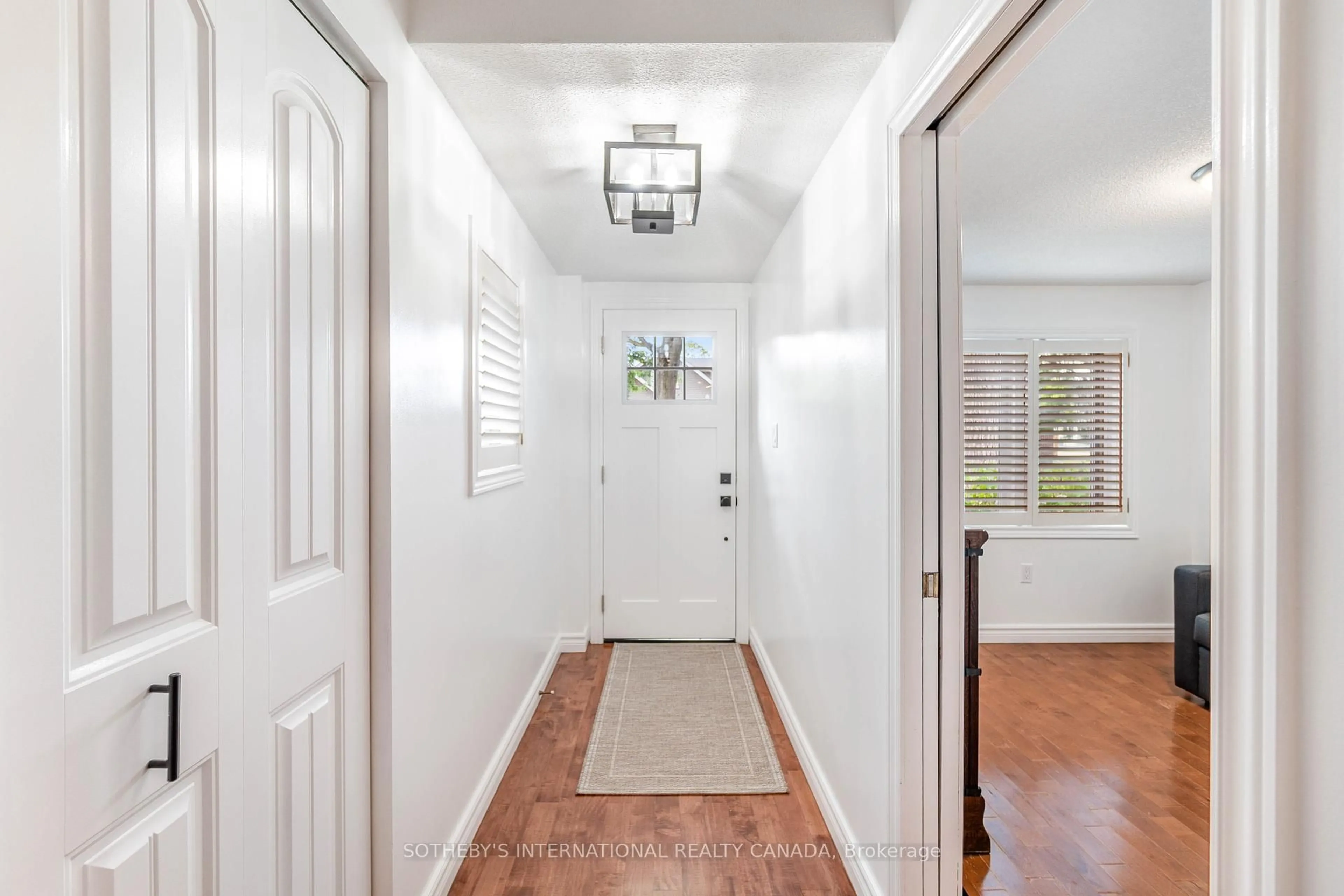Indoor entryway for 559 Burlington Ave, Burlington Ontario L7S 1R9