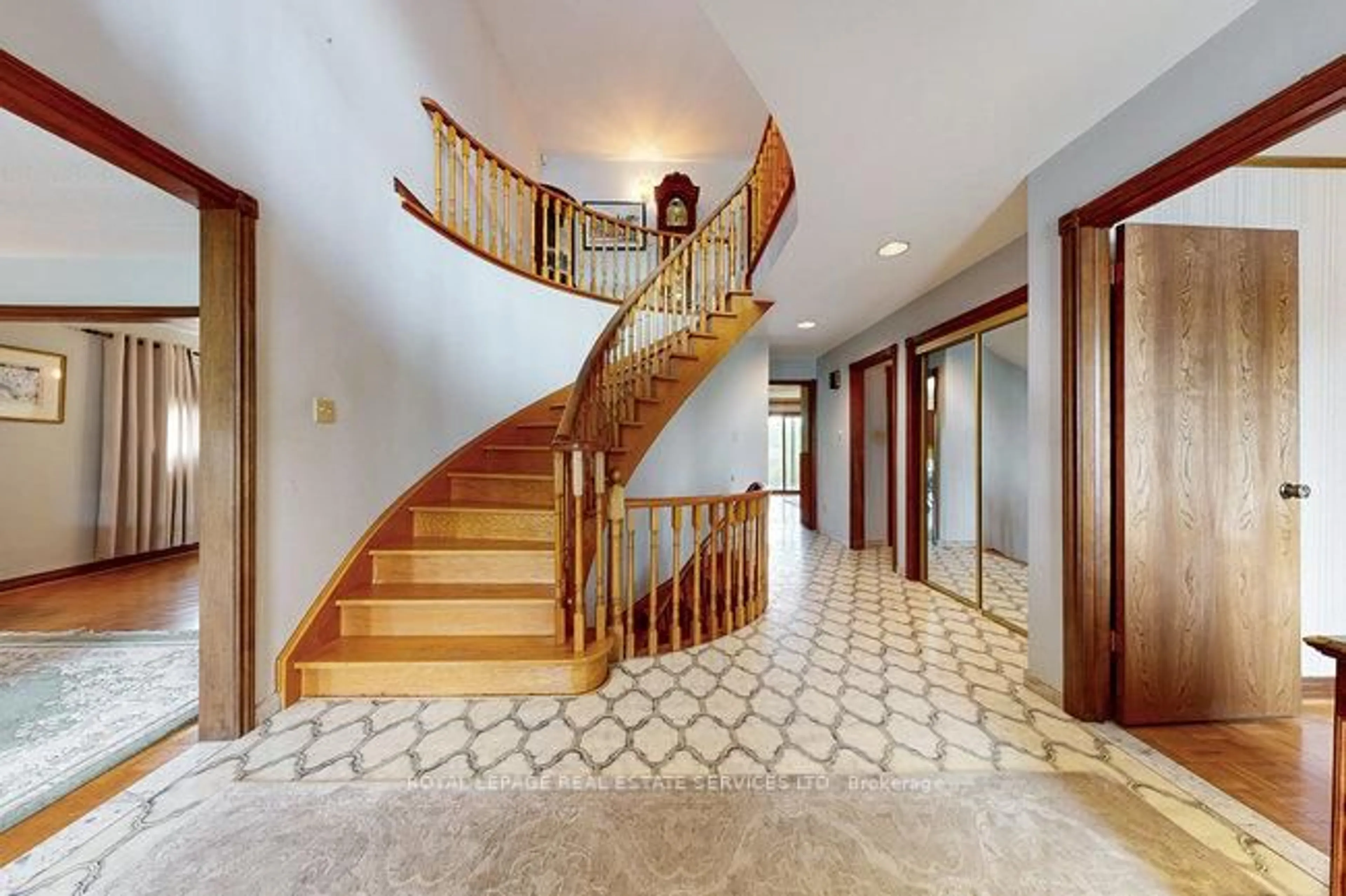 Indoor foyer for 2946 Weston Rd, Toronto Ontario M9M 2S7