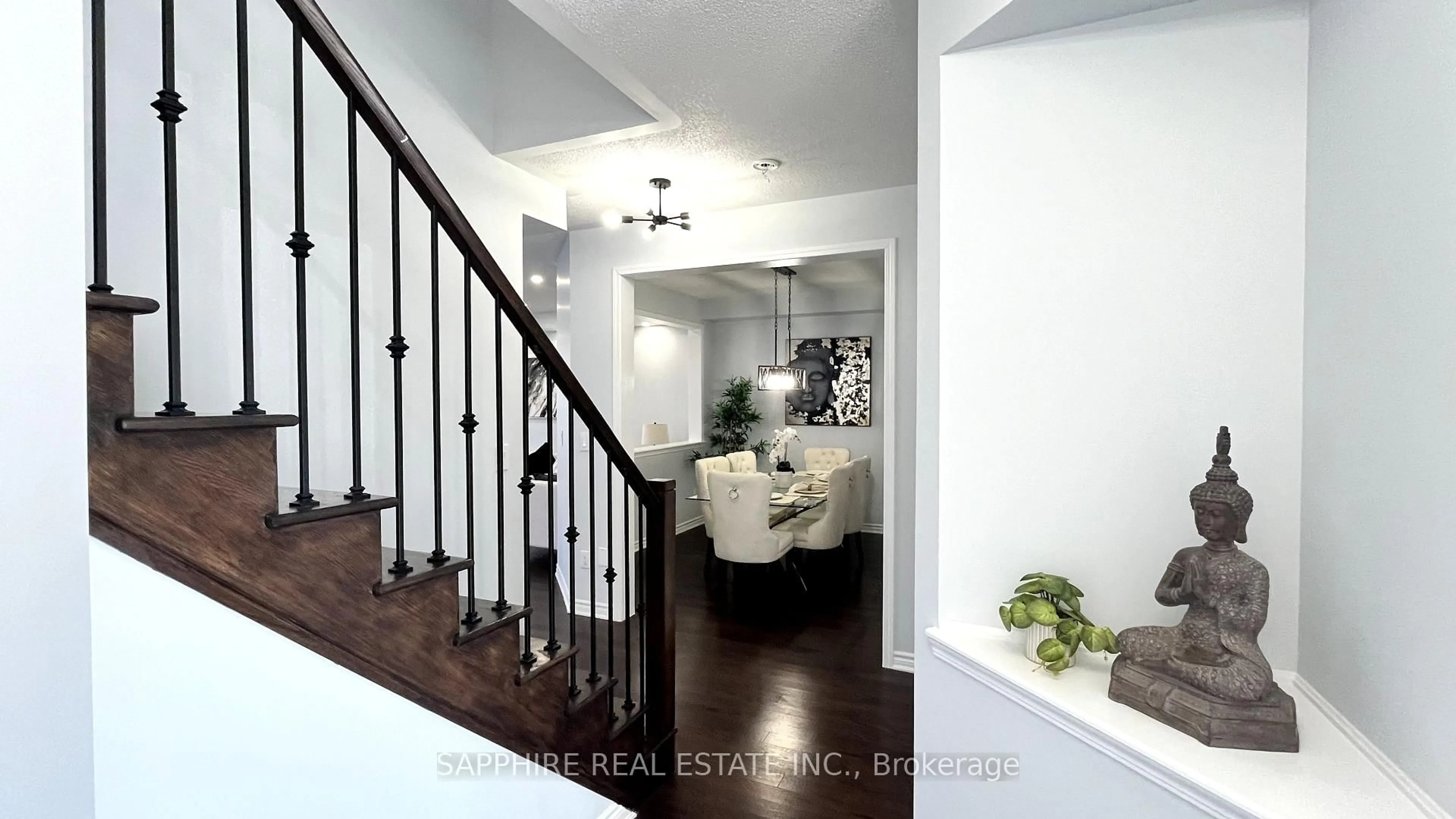 Indoor entryway for 325 Trudeau Dr, Milton Ontario L9T 8Y7