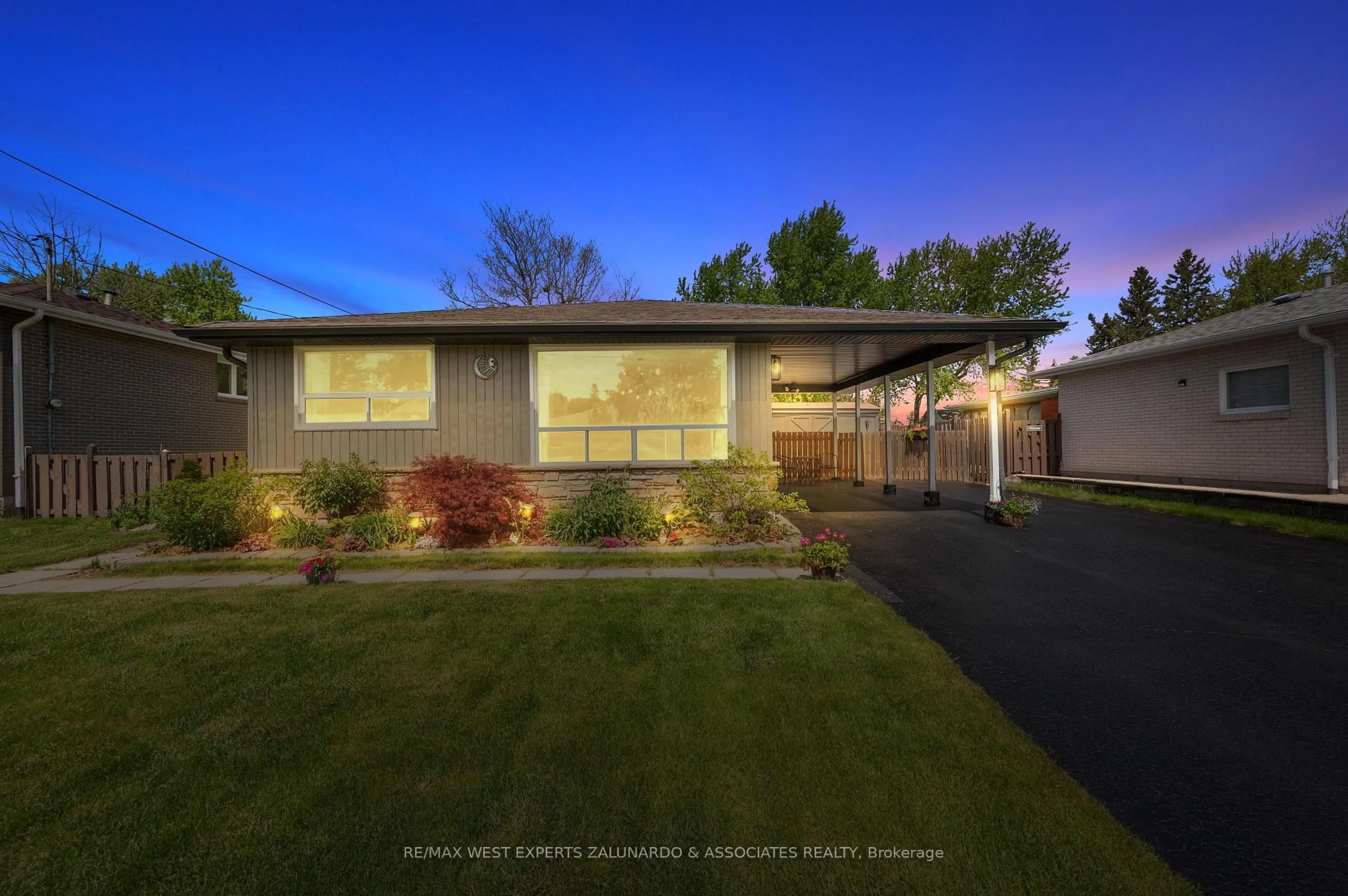 Home with vinyl exterior material, street for 91 Moore Park Cres, Halton Hills Ontario L7G 2T5