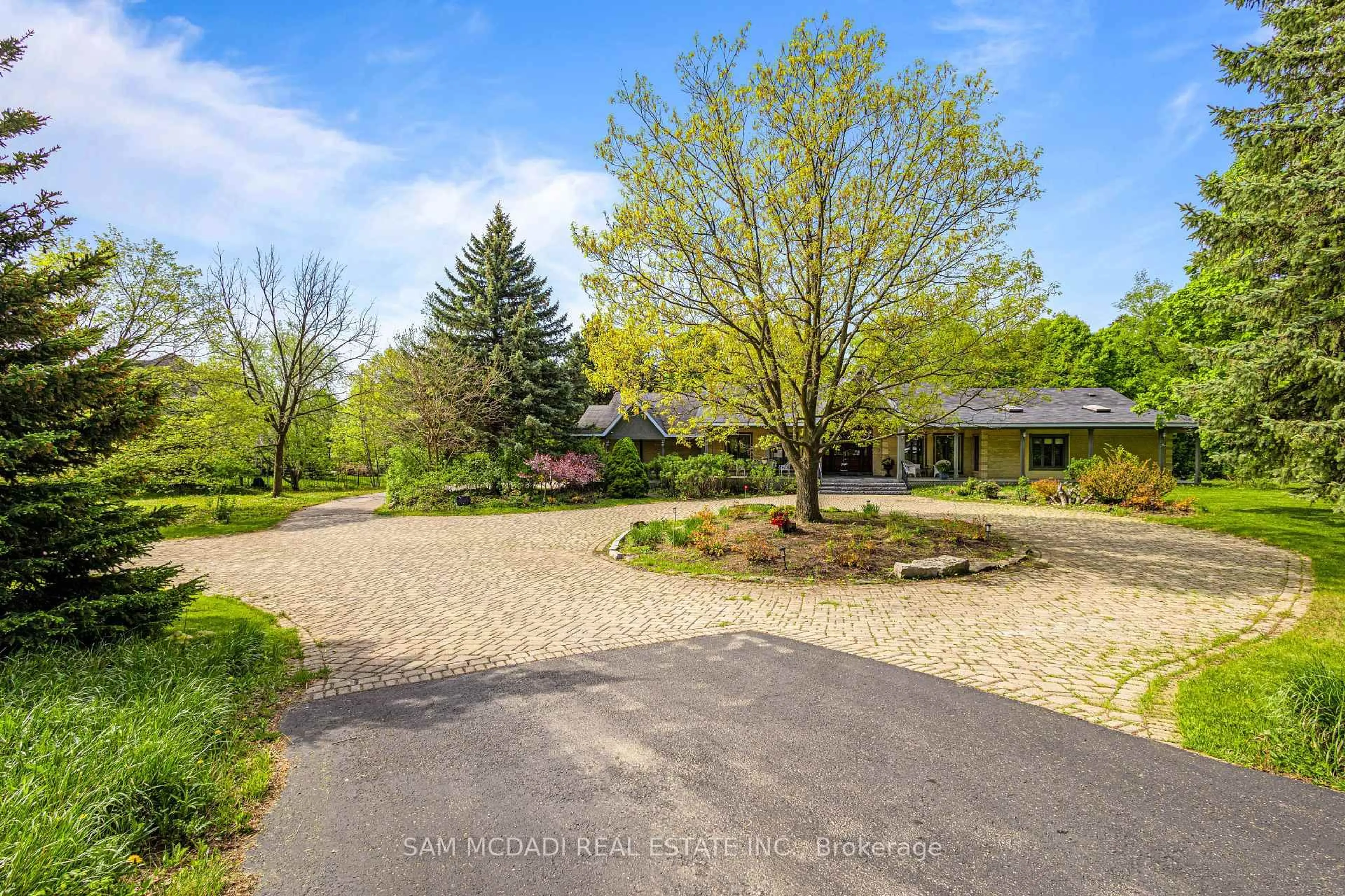A pic from outside/outdoor area/front of a property/back of a property/a pic from drone, unknown for 16 Calstock Pl, Brampton Ontario L6X 0X3