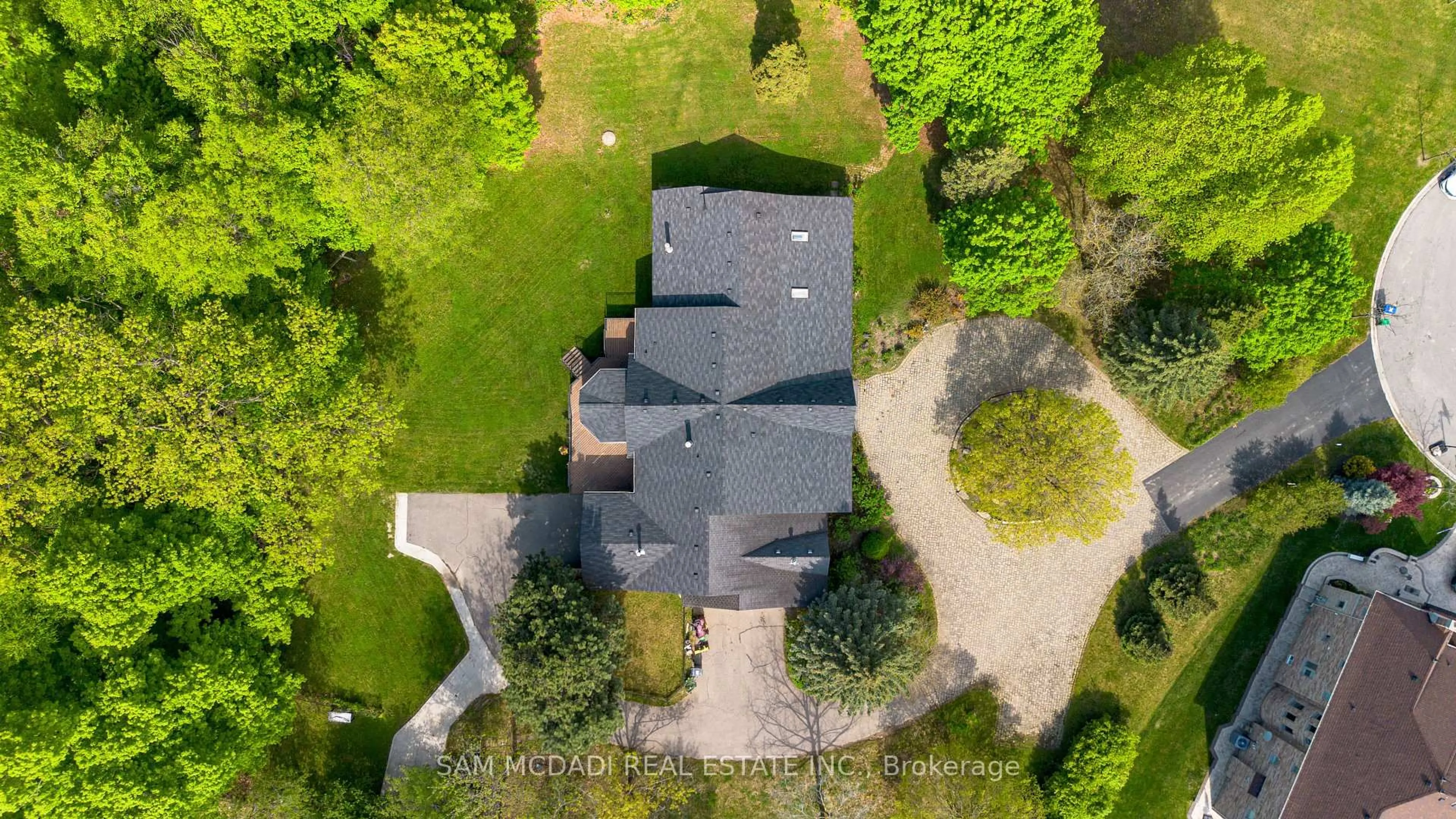 A pic from outside/outdoor area/front of a property/back of a property/a pic from drone, street for 16 Calstock Pl, Brampton Ontario L6X 0X3