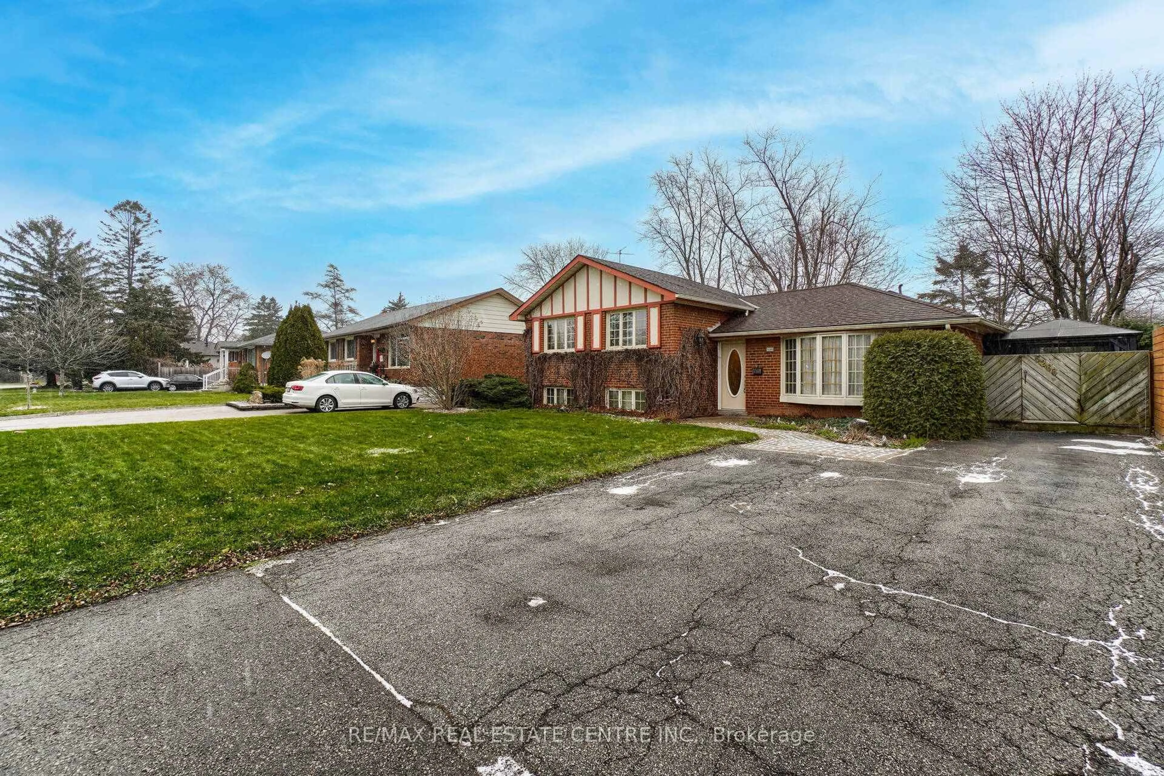 A pic from outside/outdoor area/front of a property/back of a property/a pic from drone, street for 5288 Mericourt Rd, Burlington Ontario L7L 3R3