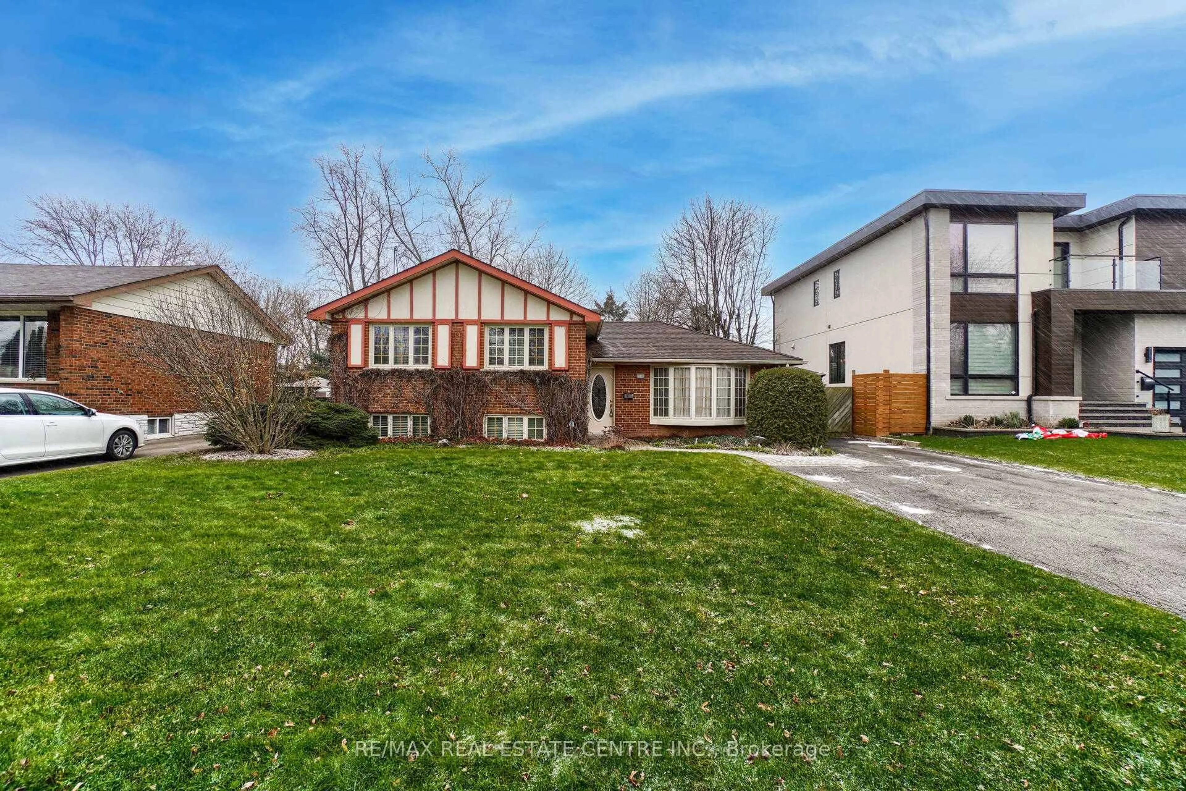 Home with brick exterior material, street for 5288 Mericourt Rd, Burlington Ontario L7L 3R3