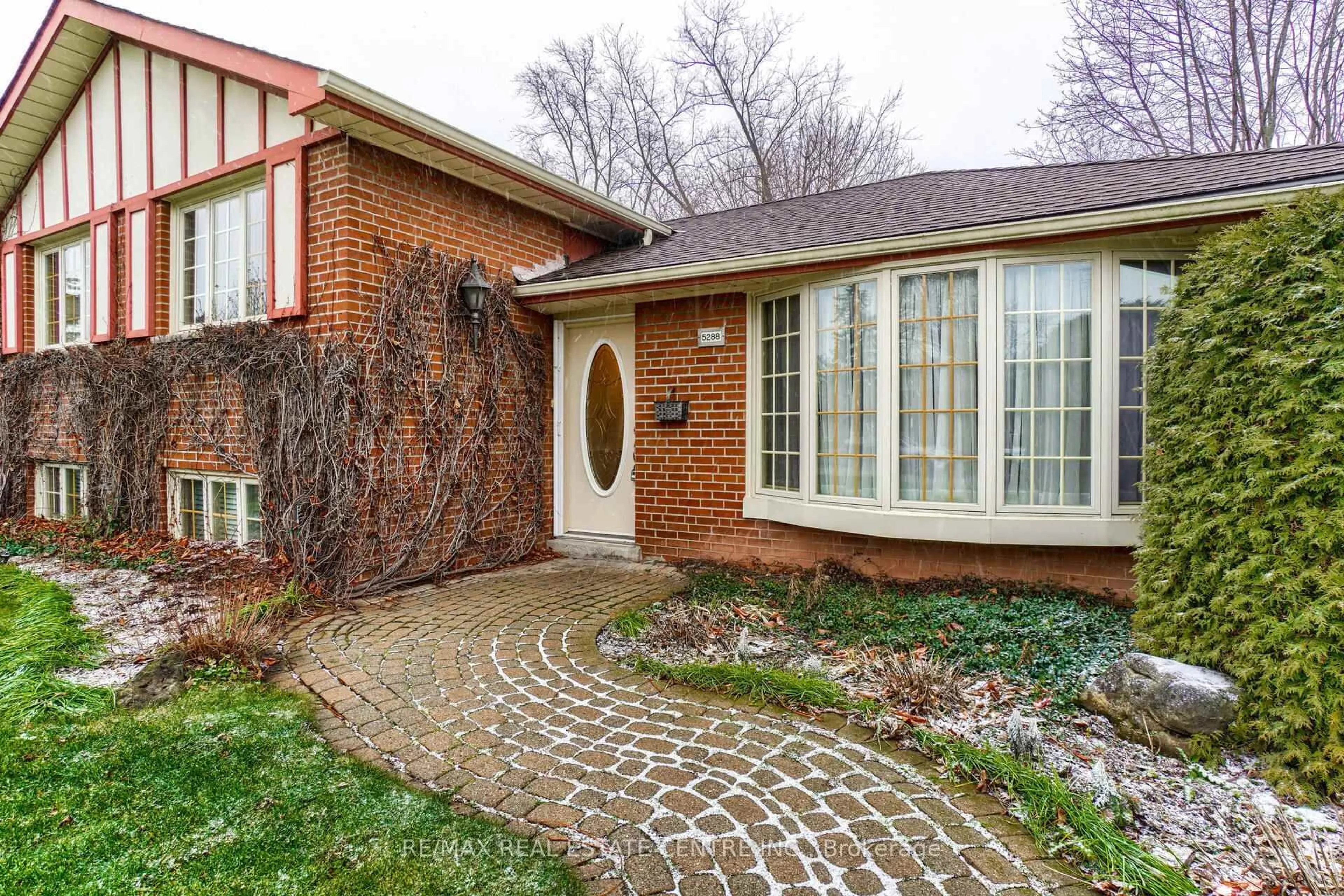 Home with brick exterior material, street for 5288 Mericourt Rd, Burlington Ontario L7L 3R3