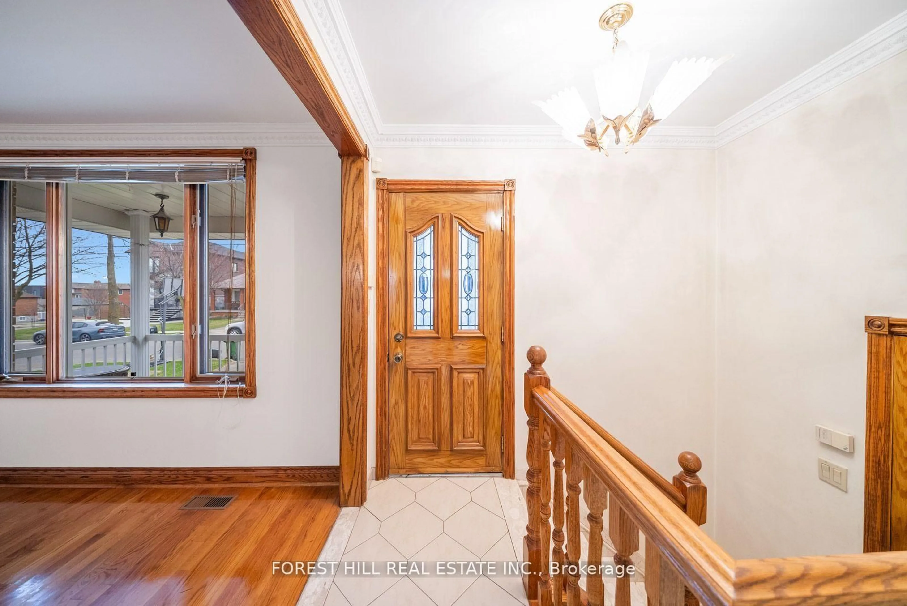 Indoor foyer for 541 Glen Park Ave, Toronto Ontario M6B 2G2
