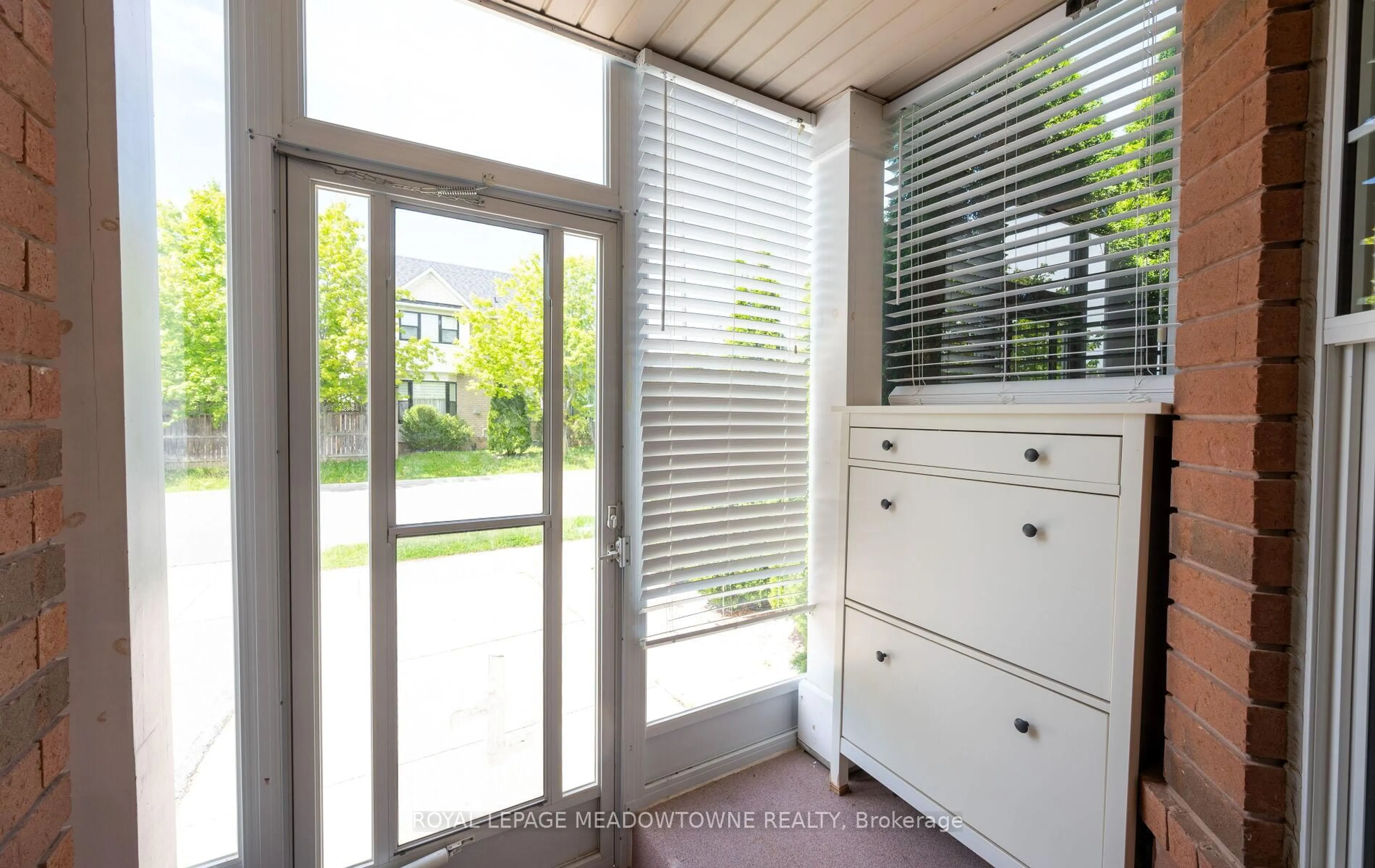 Indoor entryway for 634 Hamilton Cres, Milton Ontario L9T 6G9