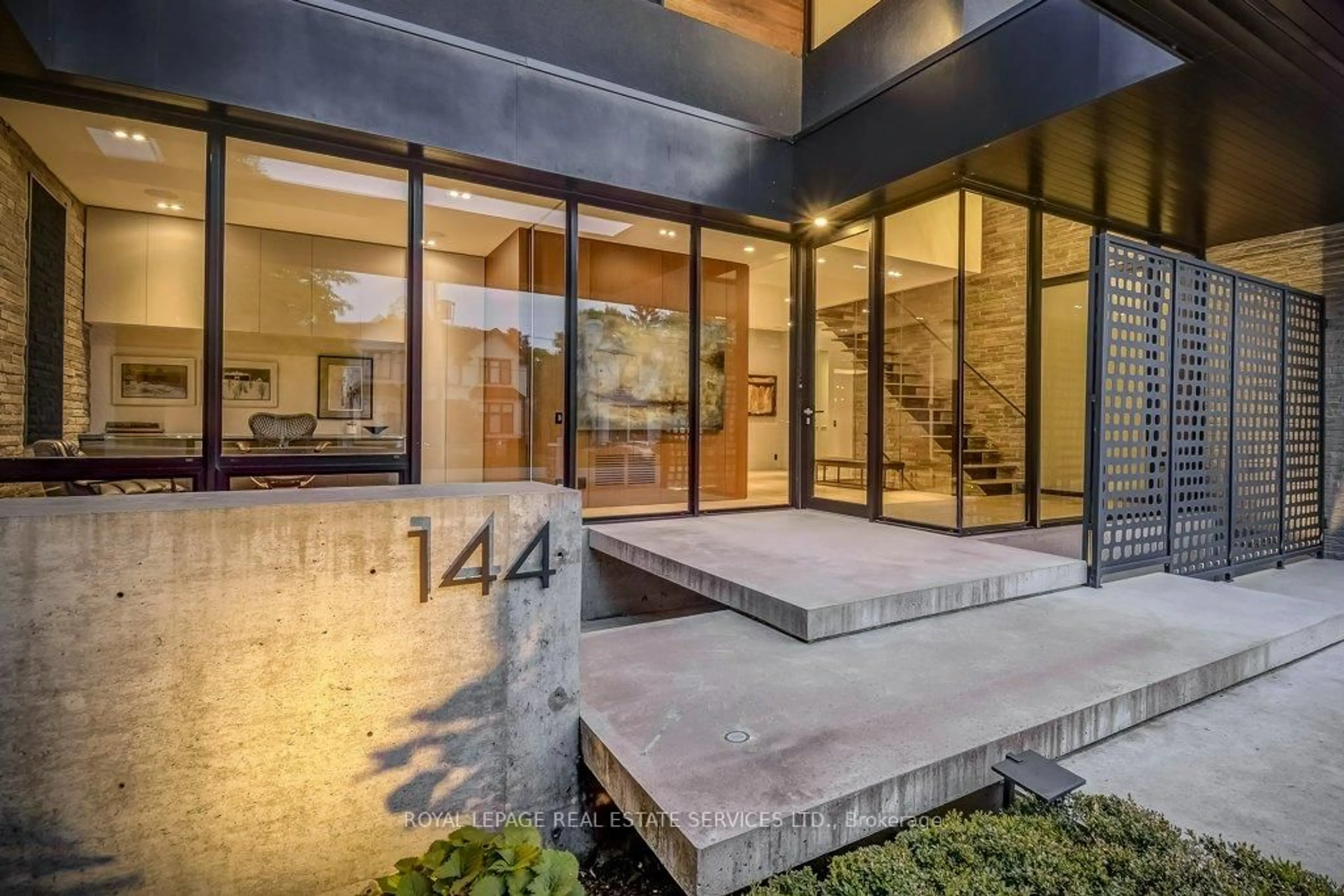 Indoor foyer for 144 Sparling Crt, Oakville Ontario L6K 2J7