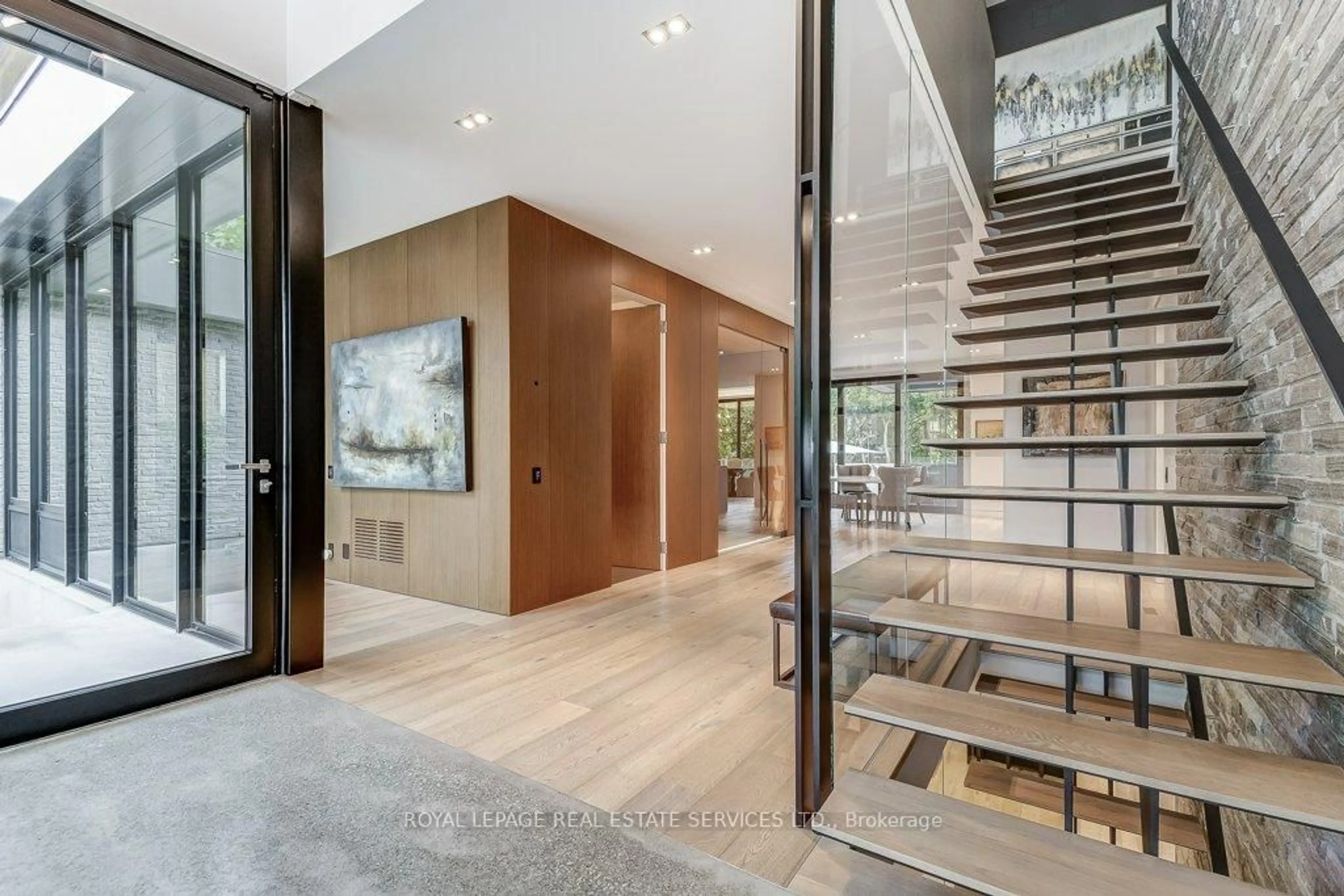 Indoor foyer for 144 Sparling Crt, Oakville Ontario L6K 2J7