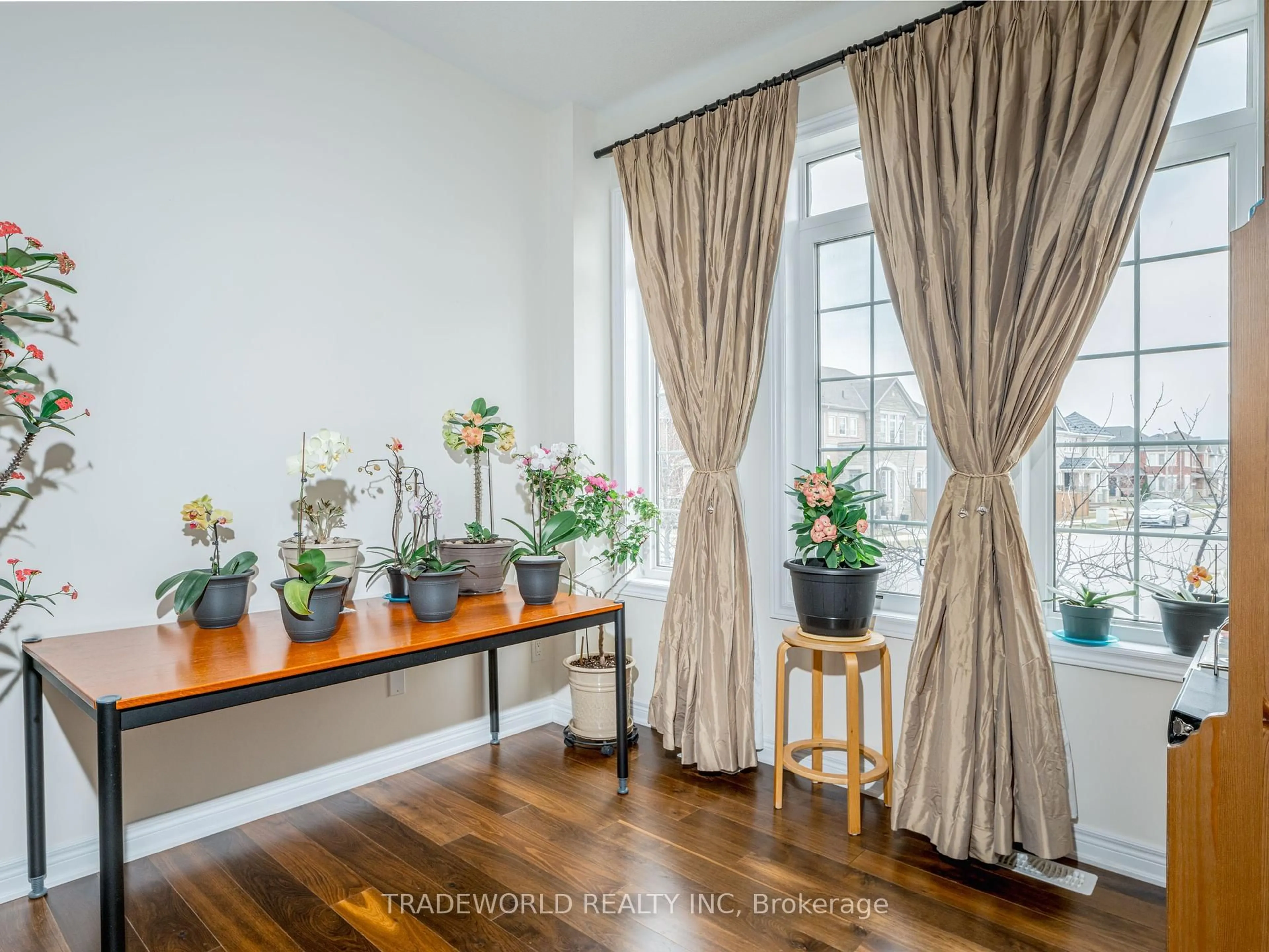 Indoor entryway for 3153 Velebit Park Blvd, Burlington Ontario L7M 0M2