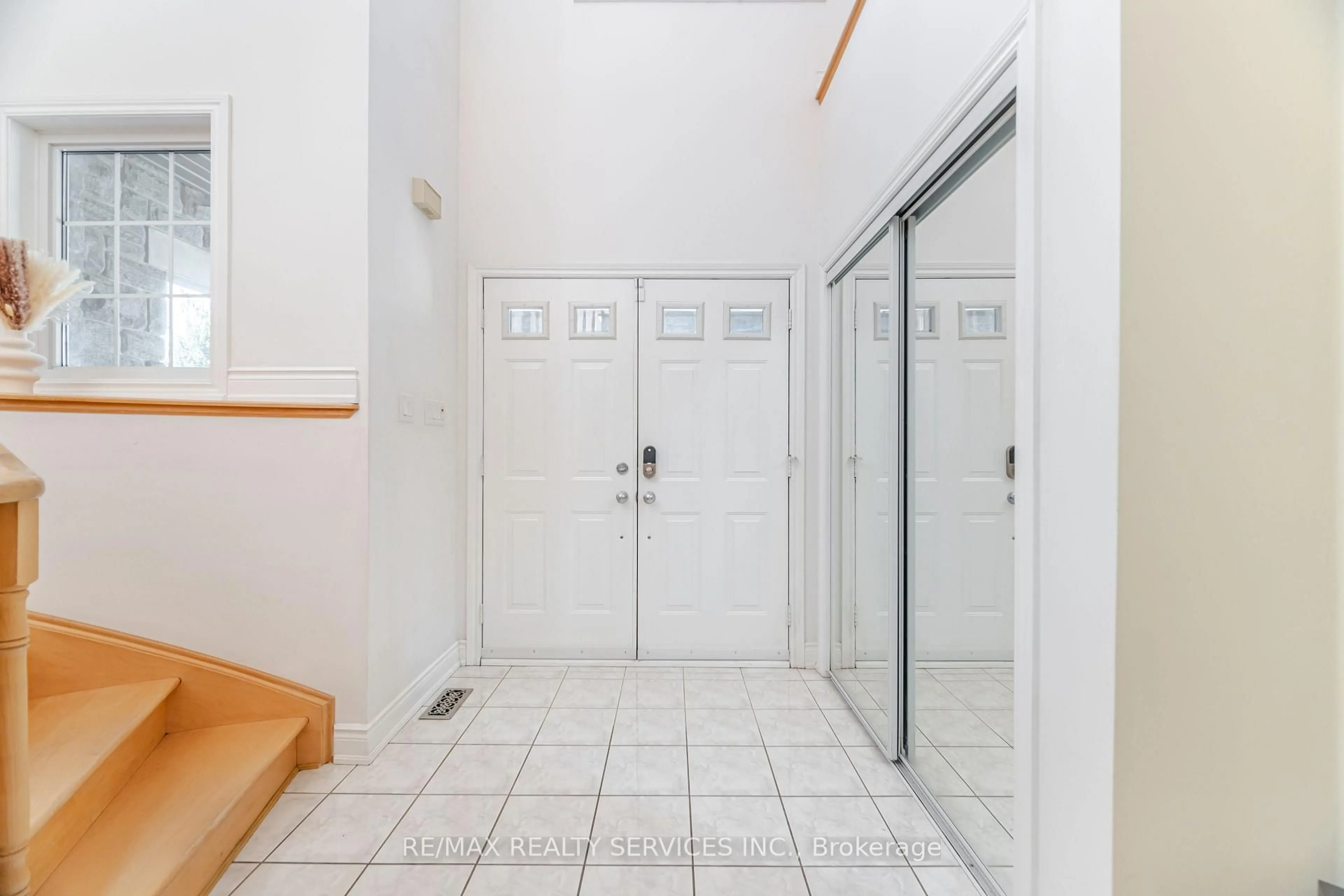 Indoor foyer for 5 Belleville Dr, Brampton Ontario L6P 1V7