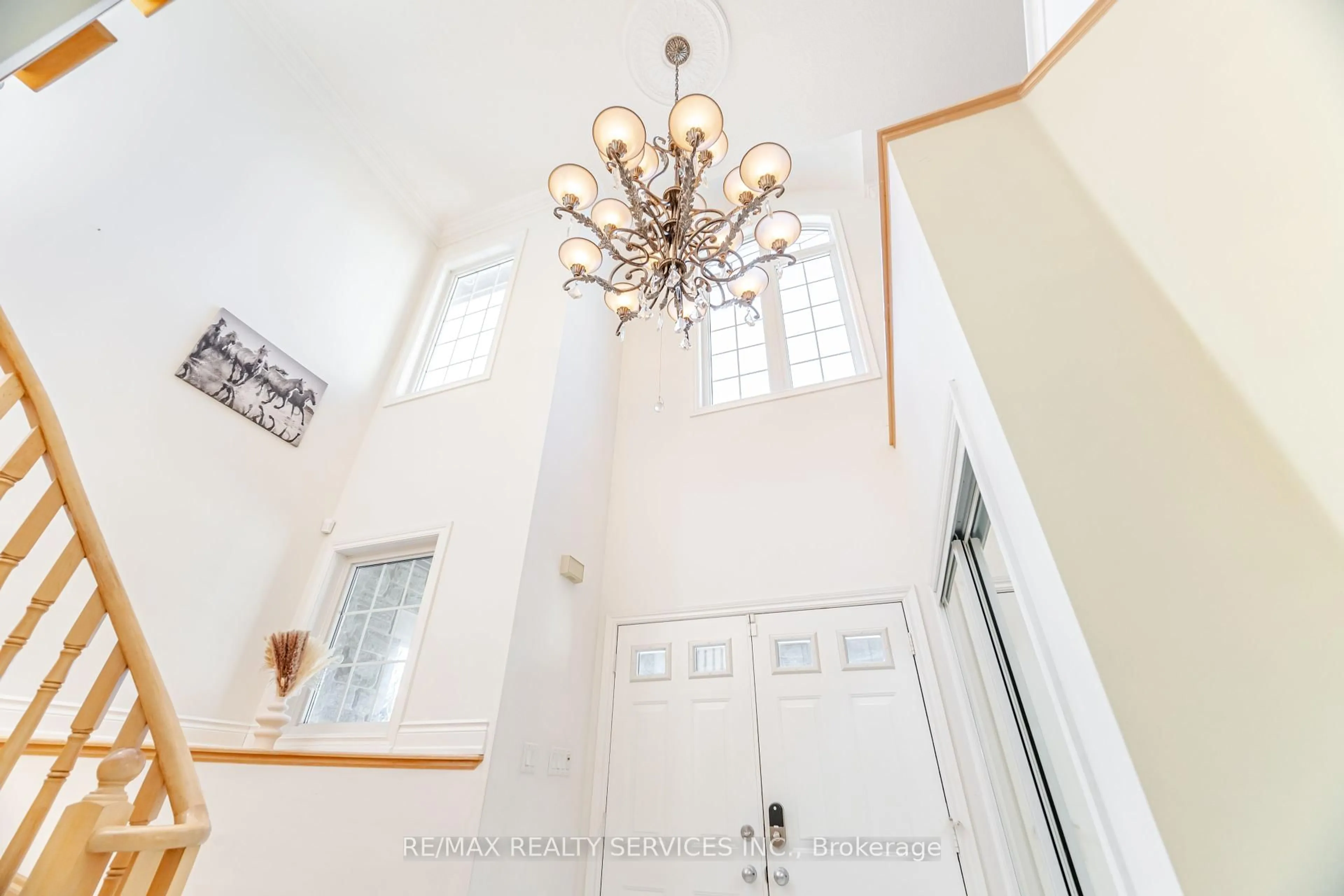 Indoor foyer for 5 Belleville Dr, Brampton Ontario L6P 1V7
