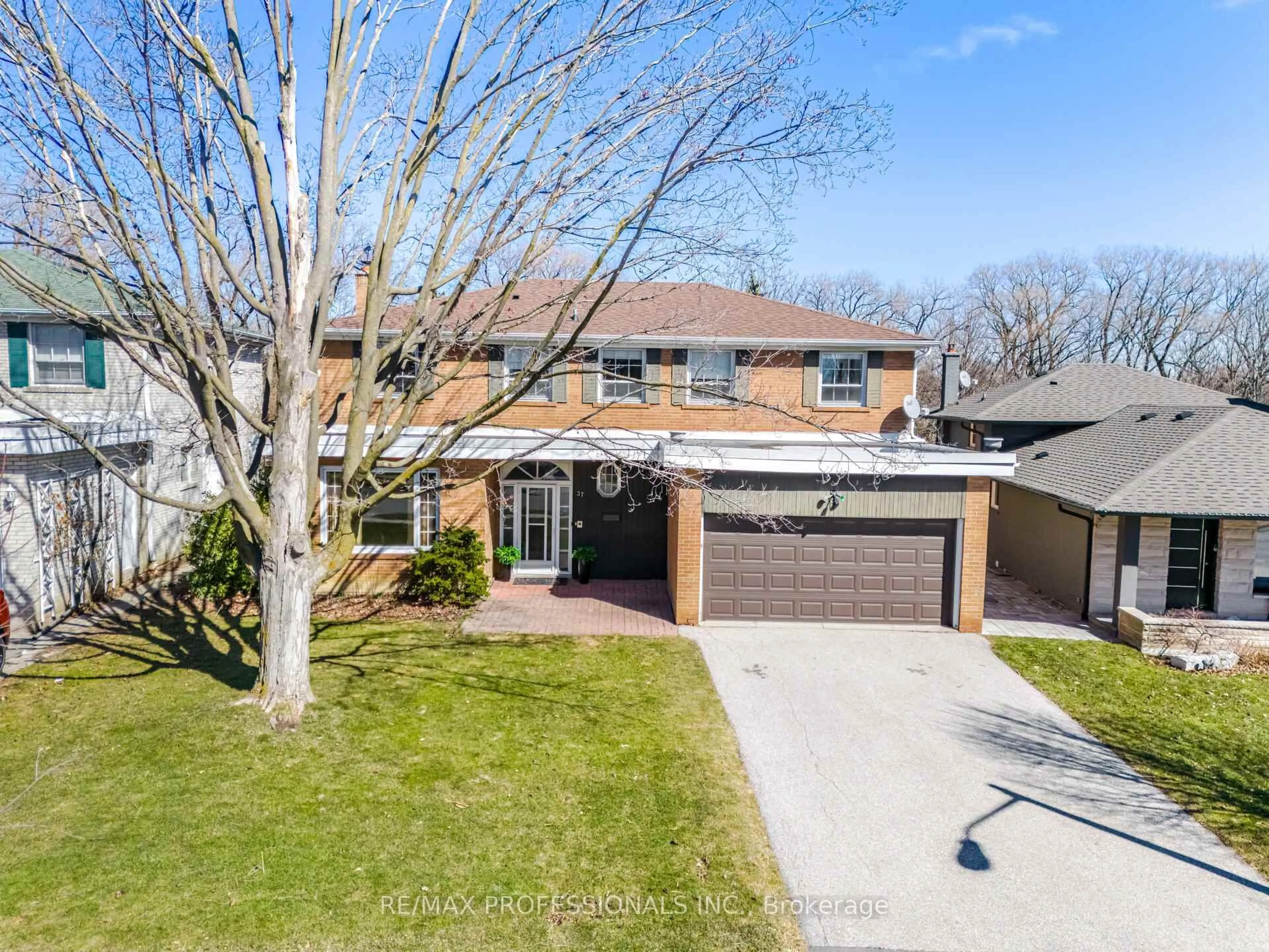 A pic from outside/outdoor area/front of a property/back of a property/a pic from drone, street for 37 Thicket Rd, Toronto Ontario M9C 2T4