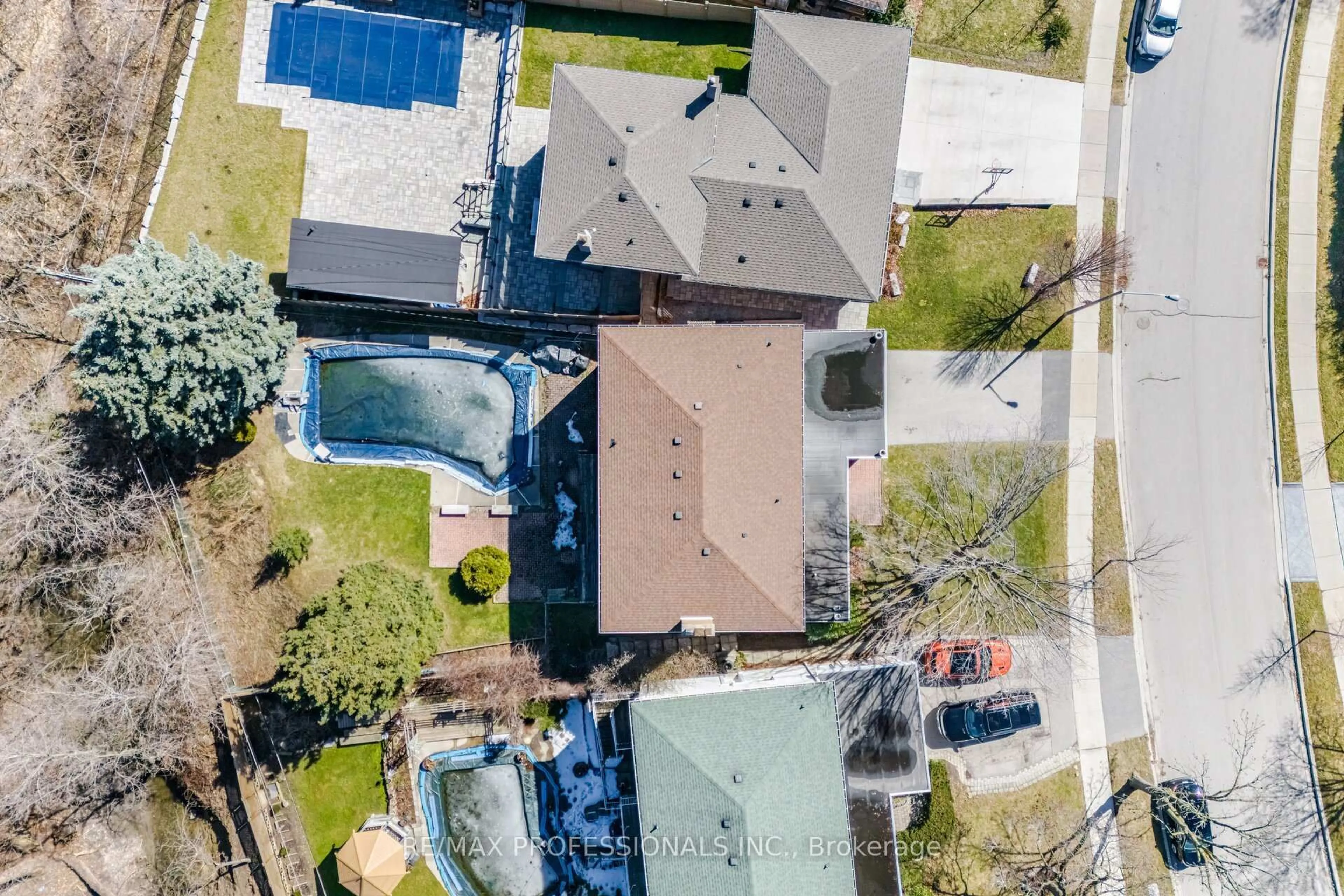 A pic from outside/outdoor area/front of a property/back of a property/a pic from drone, street for 37 Thicket Rd, Toronto Ontario M9C 2T4