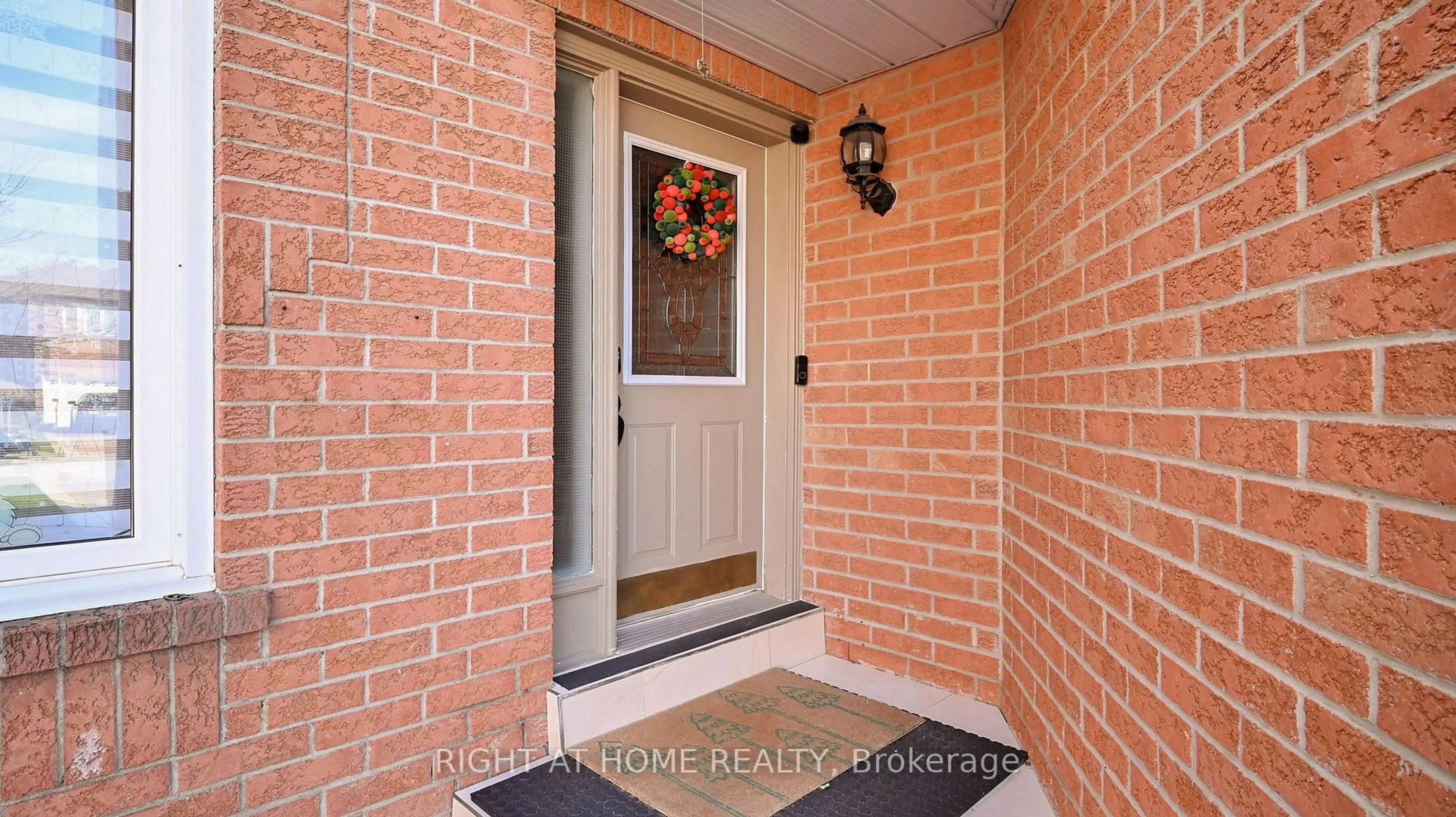 Indoor entryway for 5253 Floral Hill Cres, Mississauga Ontario L5V 1V4