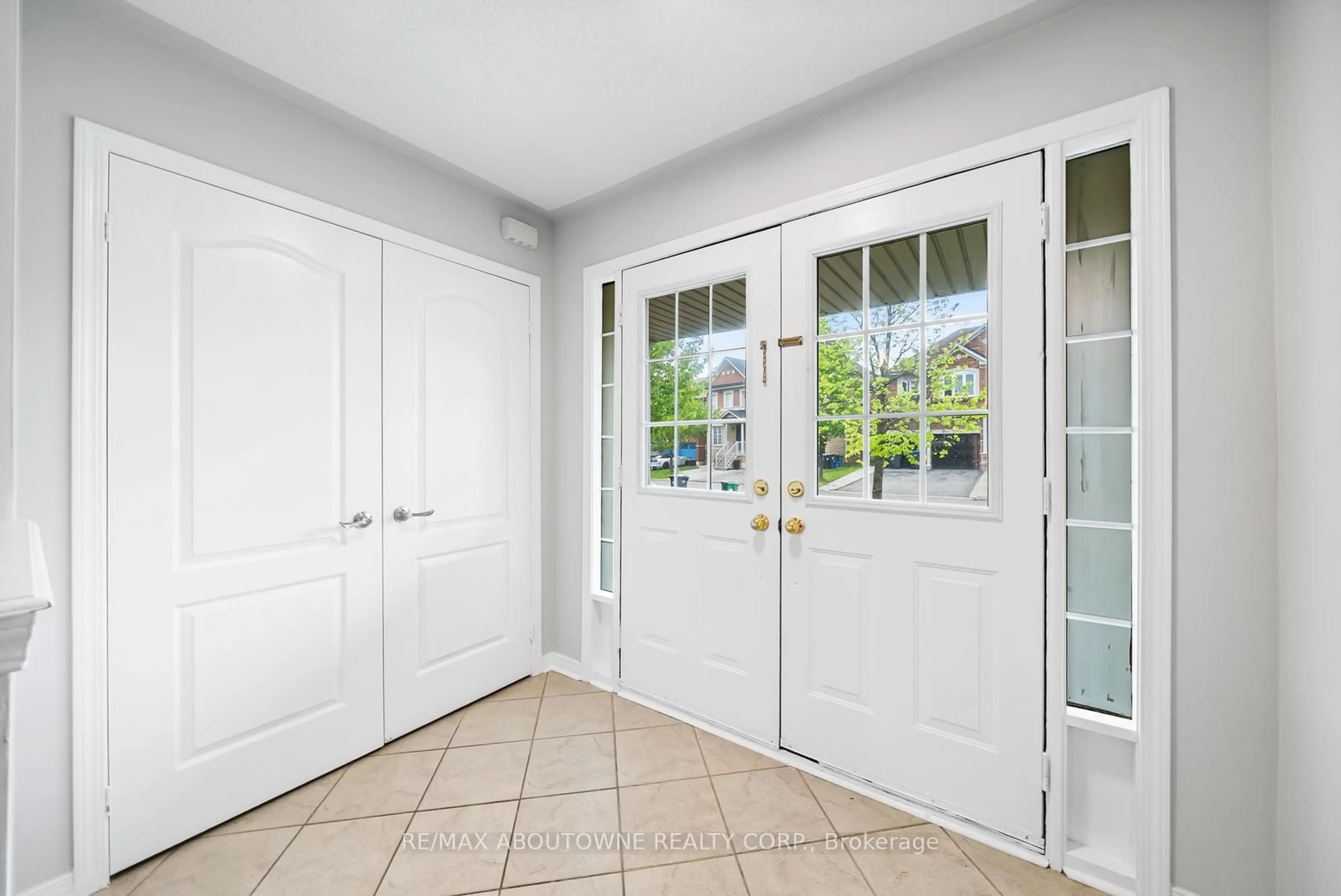 Indoor entryway for 71 Cobblehill Cres, Brampton Ontario L6P 2M3