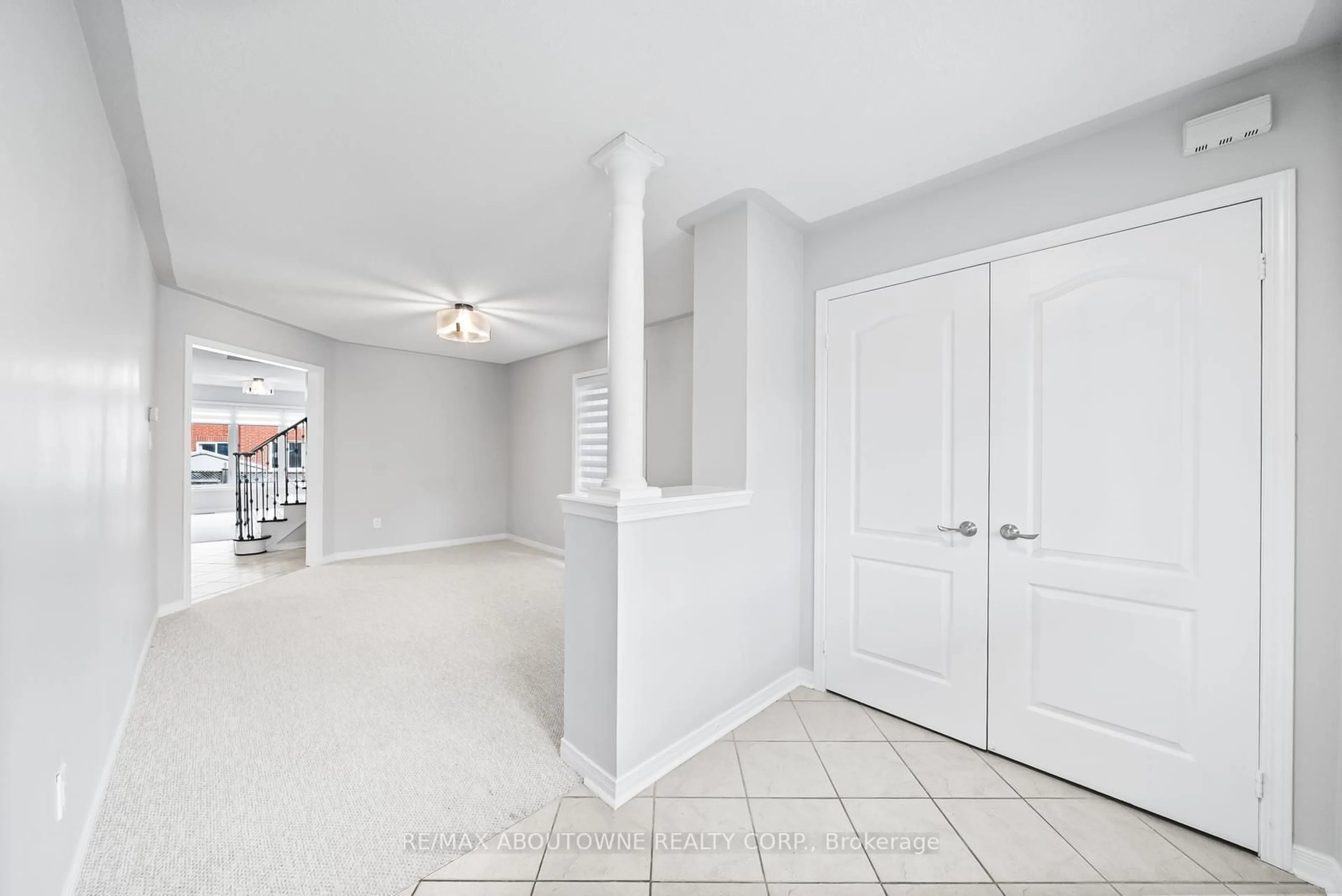 Indoor entryway for 71 Cobblehill Cres, Brampton Ontario L6P 2M3