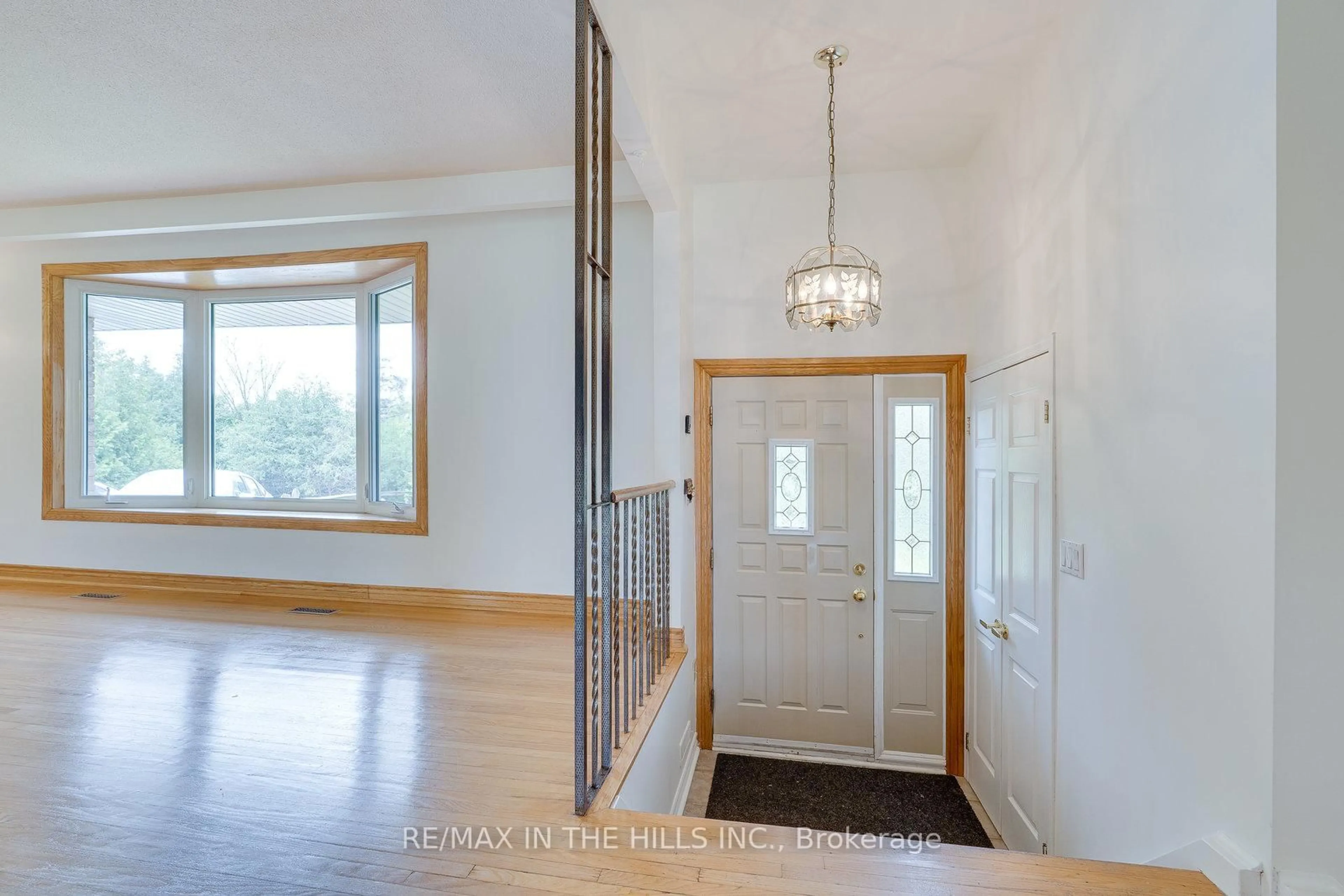 Indoor entryway for 16281 Centreville Creek Rd, Caledon Ontario L7C 3C5