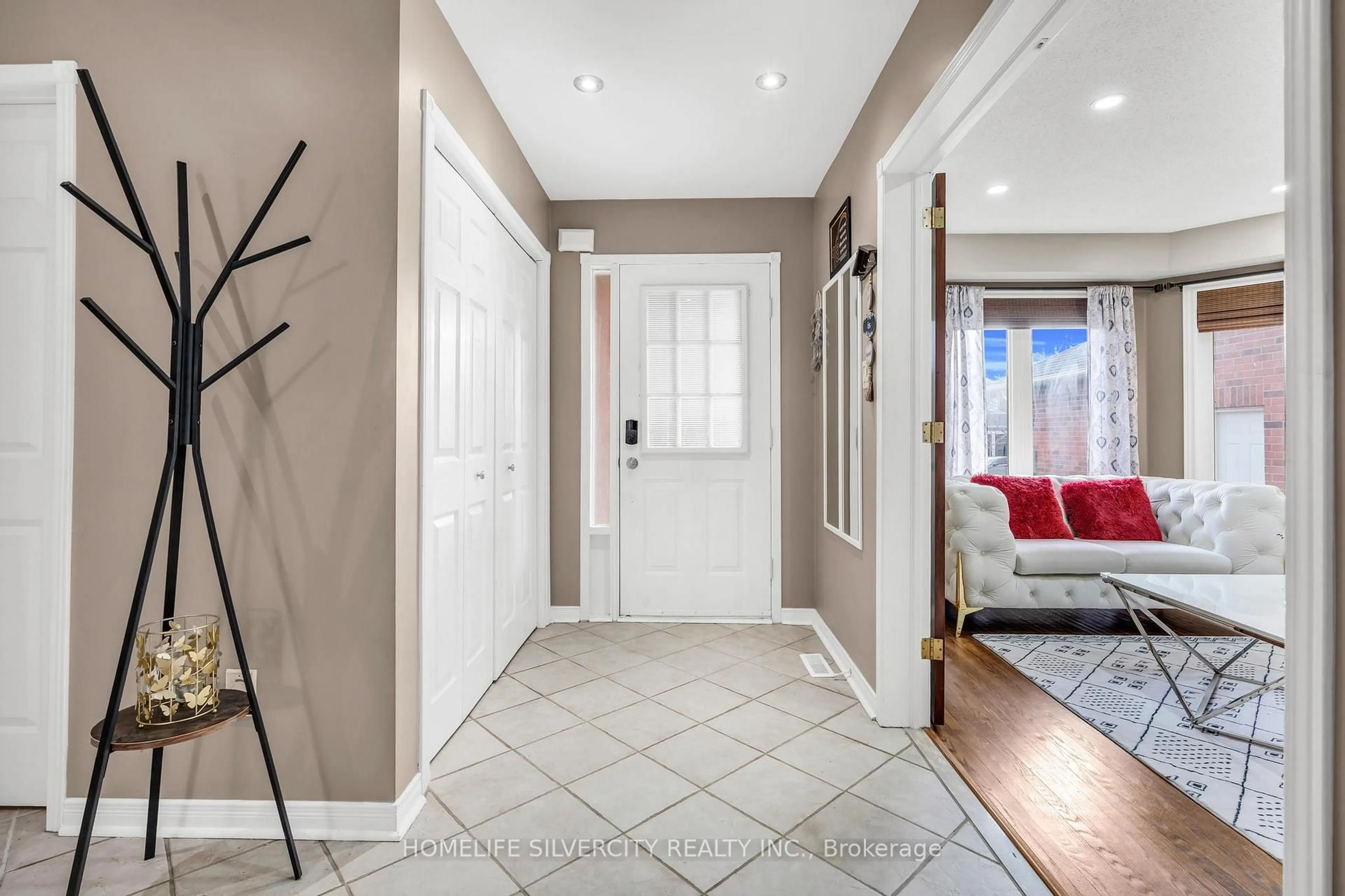 Indoor entryway for 91 Standish St, Halton Hills Ontario L7G 5W3