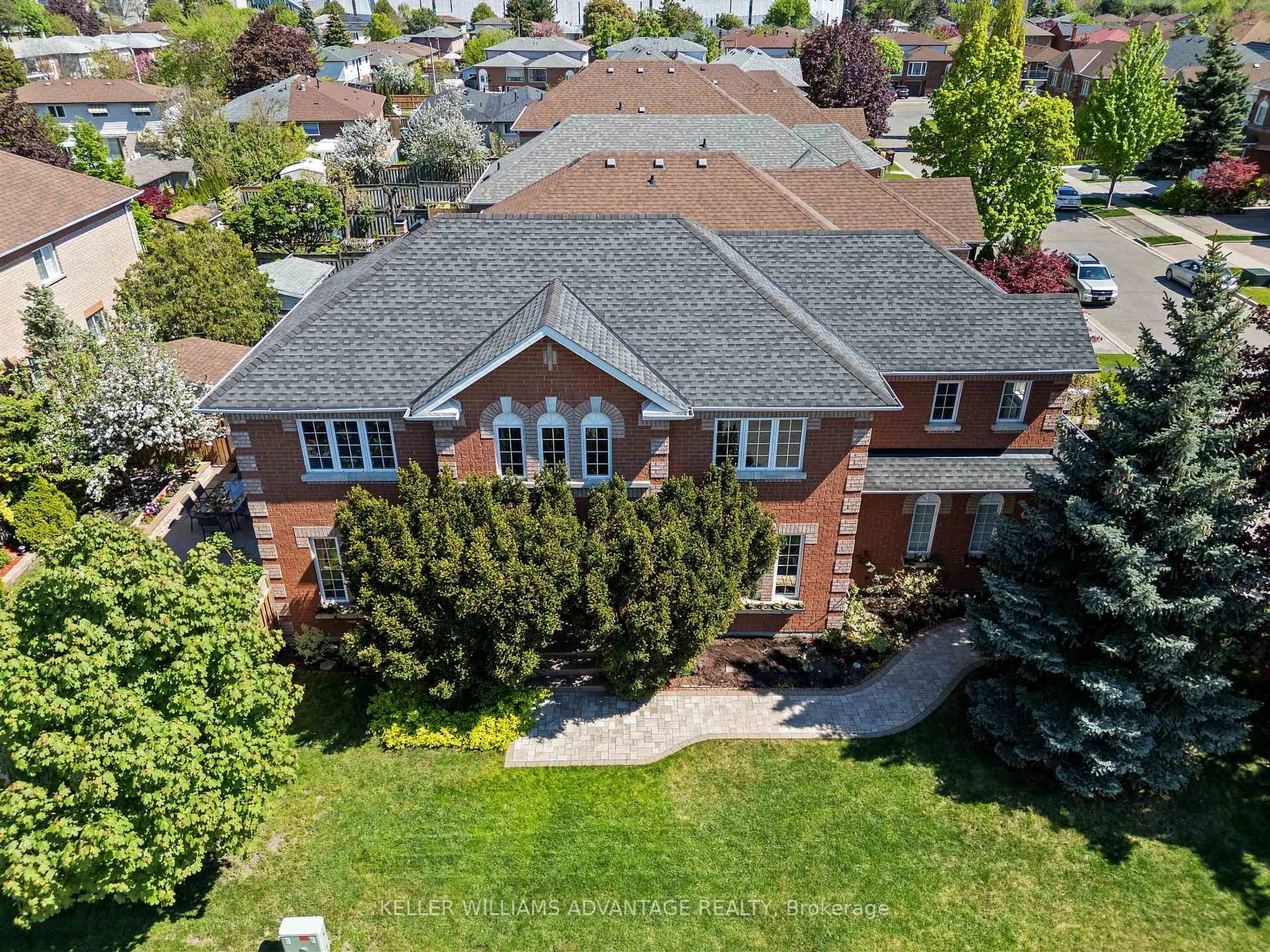 A pic from outside/outdoor area/front of a property/back of a property/a pic from drone, street for 224 Cossack Crt, Mississauga Ontario L5B 4C2